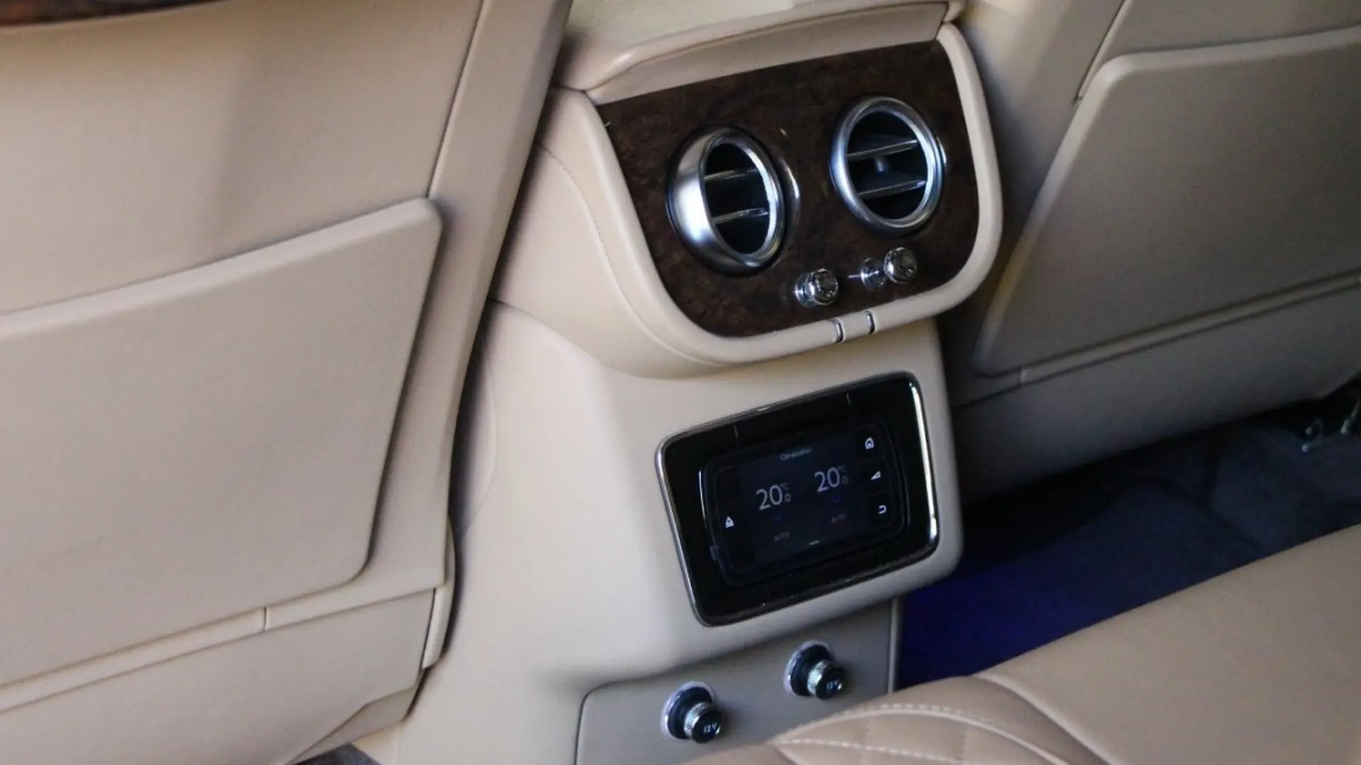 Bentley Bentayga — photo 33