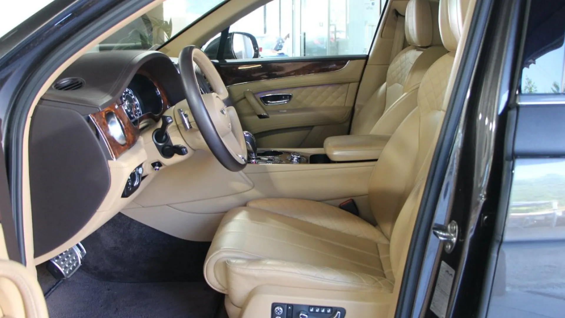Bentley Bentayga — photo 10