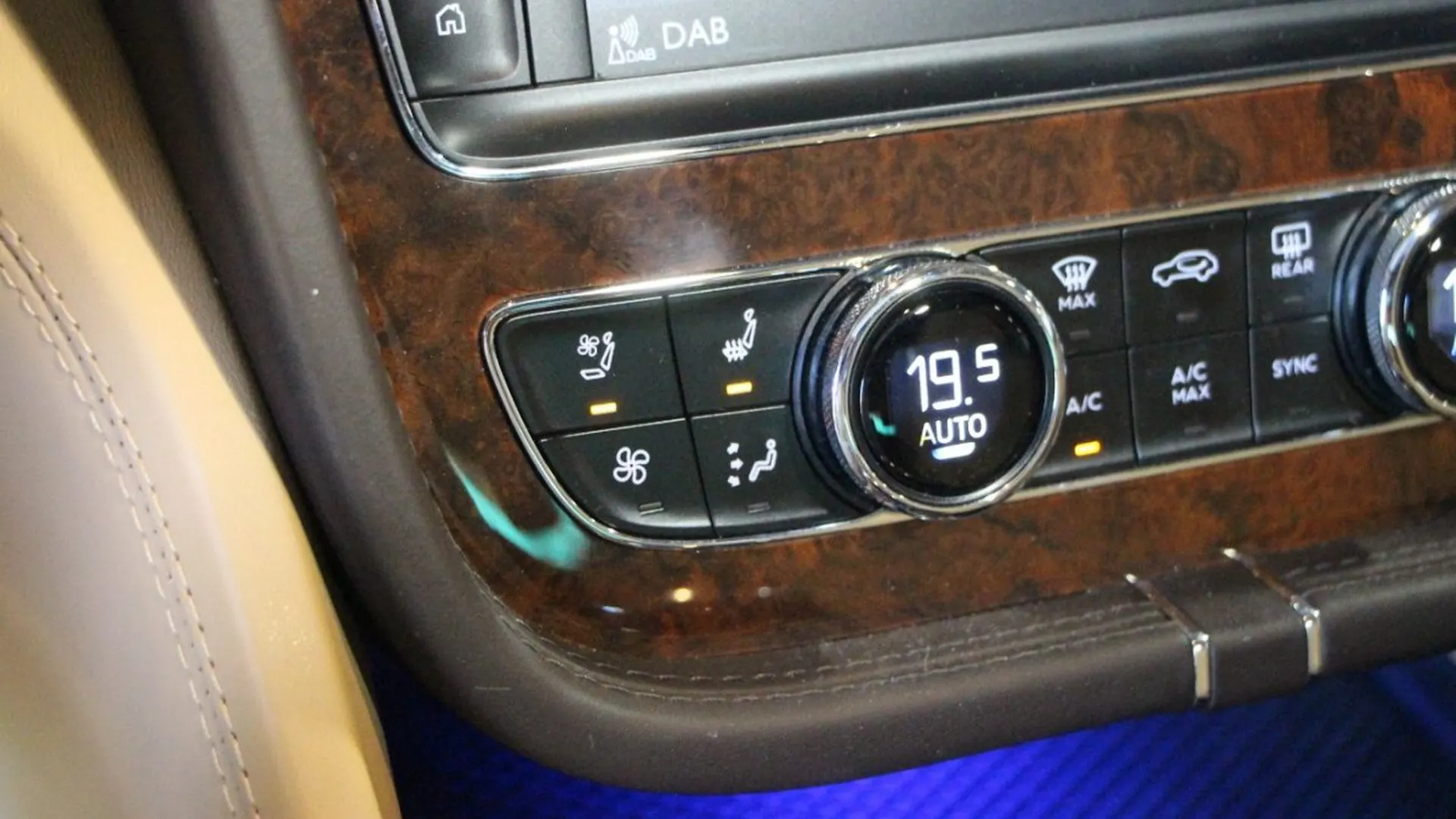 Bentley Bentayga — photo 28
