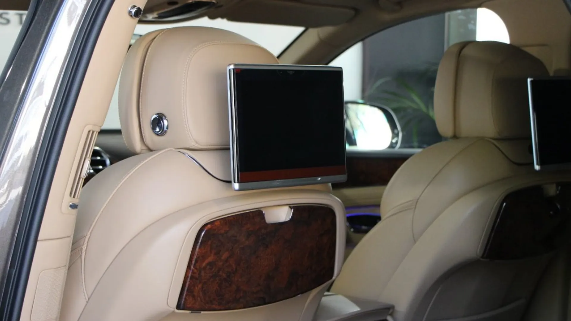 Bentley Bentayga — photo 31