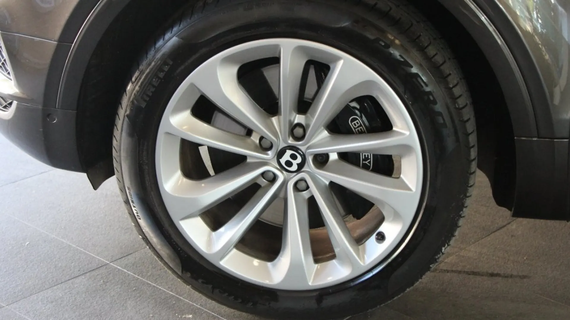 Bentley Bentayga — photo 4
