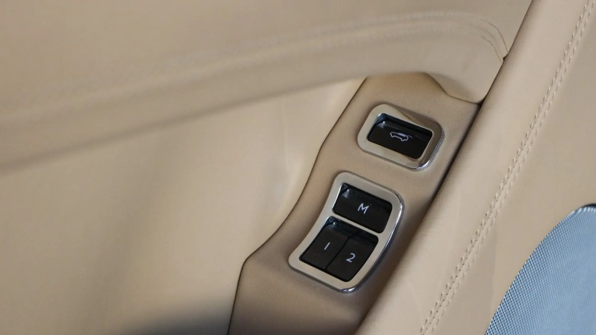 Bentley Bentayga — photo 16