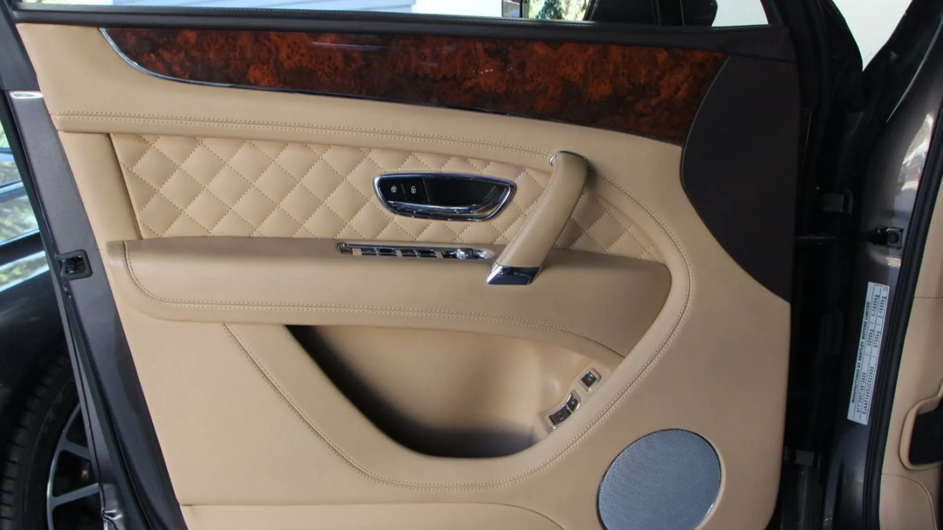 Bentley Bentayga — photo 11