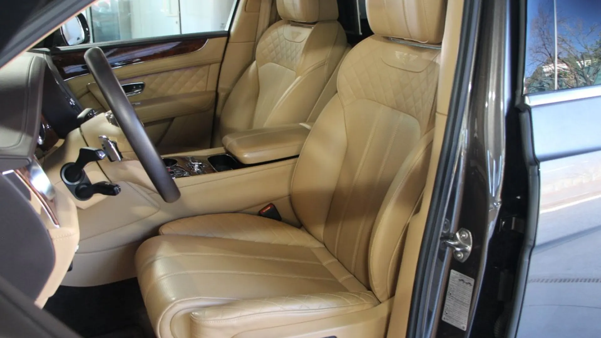 Bentley Bentayga — photo 12