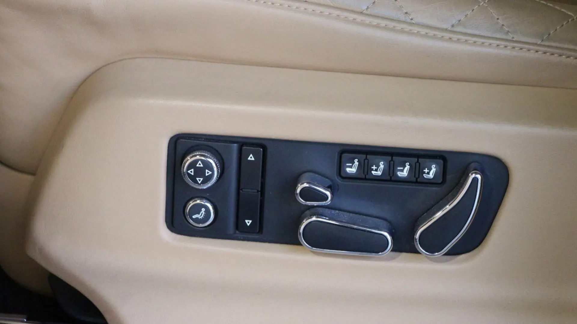 Bentley Bentayga — photo 24