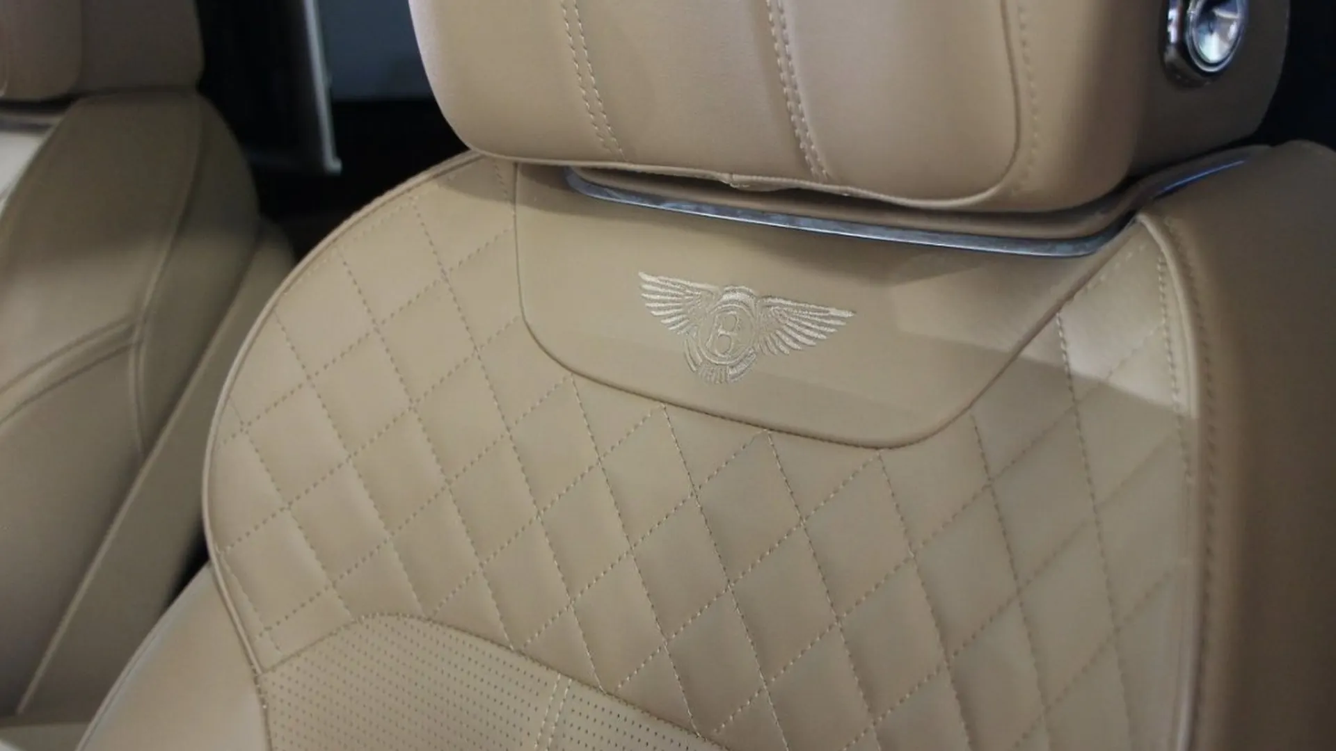 Bentley Bentayga — photo 14