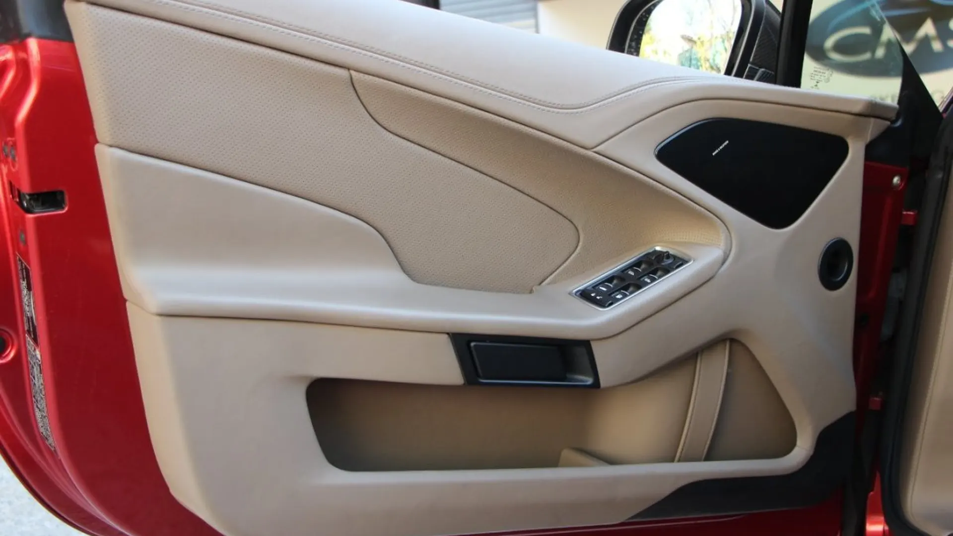 Aston Martin Vanquish — photo 15