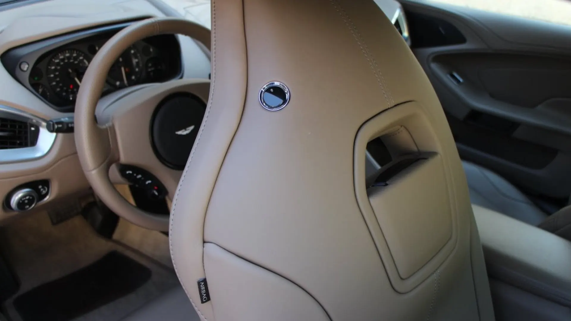 Aston Martin Vanquish — photo 27
