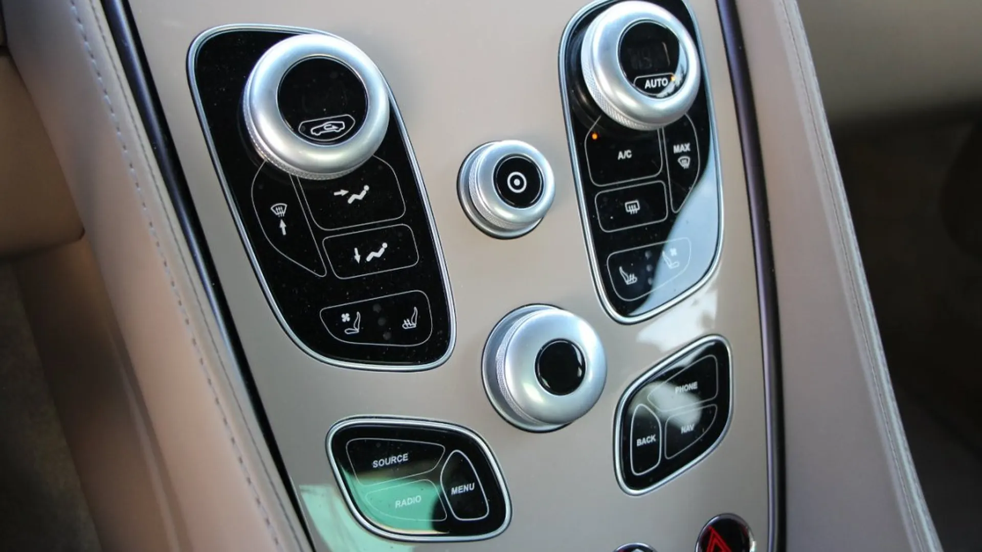 Aston Martin Vanquish — photo 20