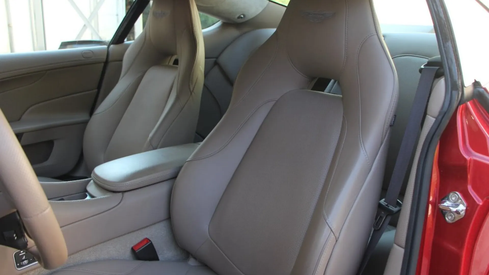 Aston Martin Vanquish — photo 14
