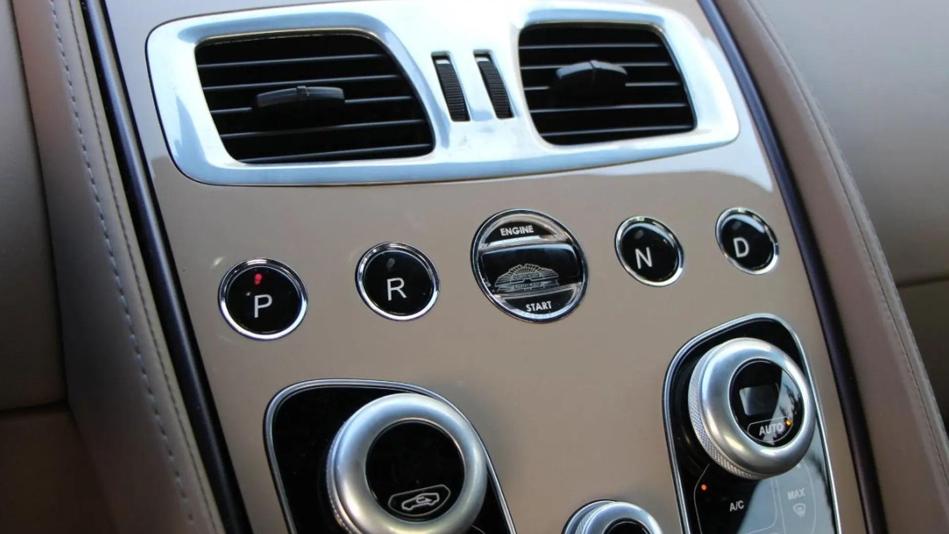 Aston Martin Vanquish — photo 19