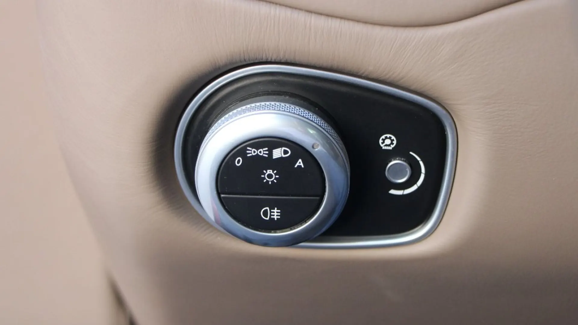 Aston Martin Vanquish — photo 23