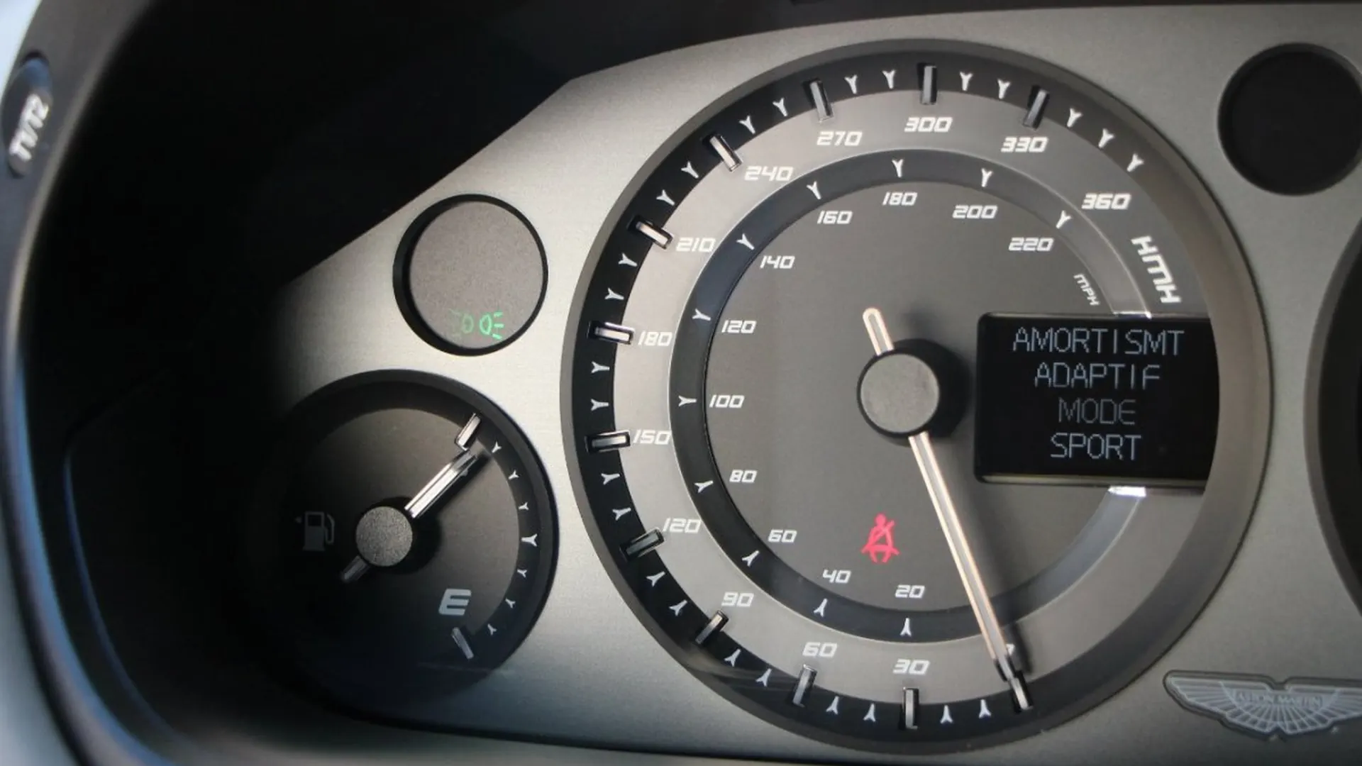 Aston Martin Vanquish — photo 21