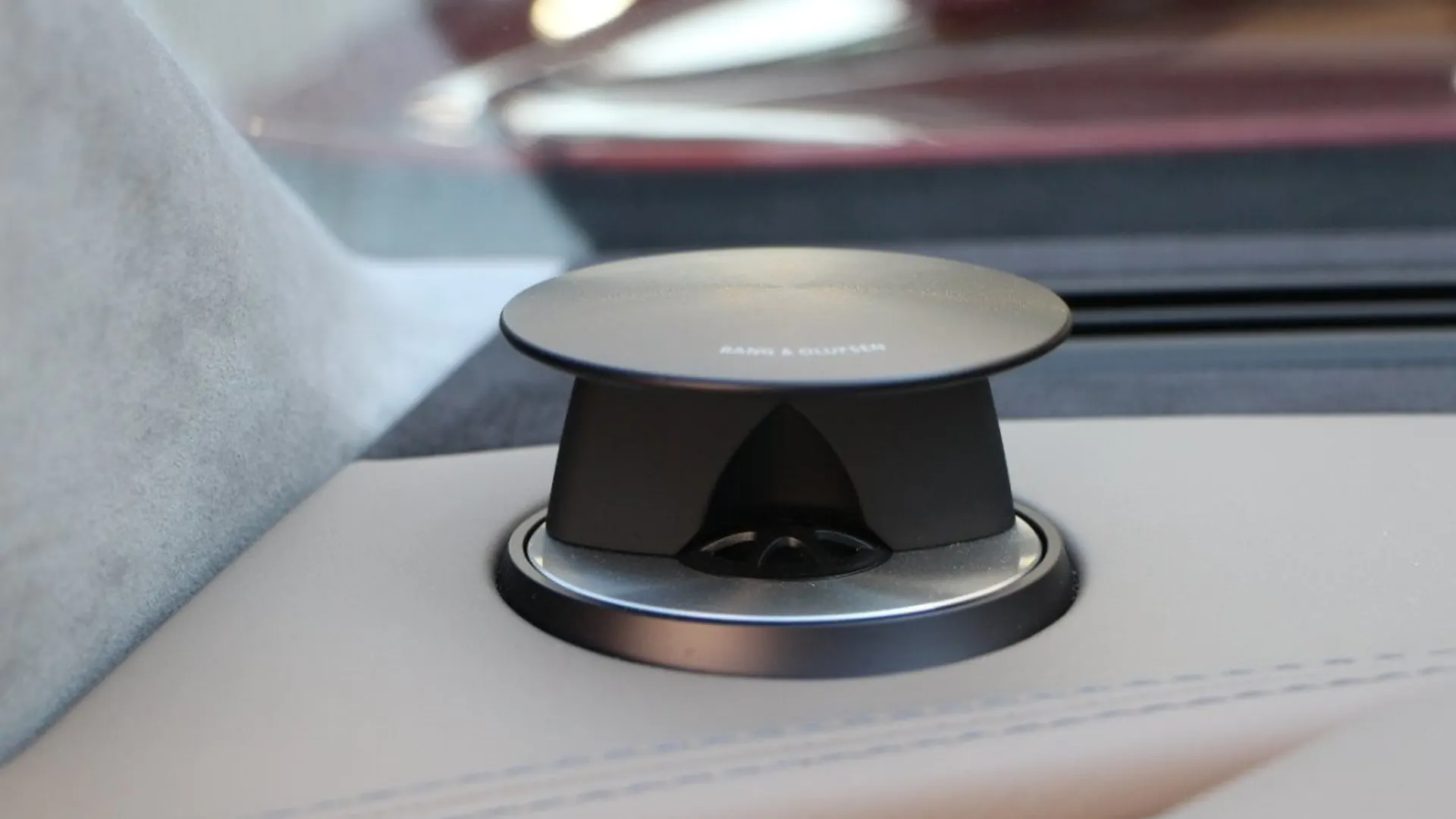 Aston Martin Vanquish — photo 17