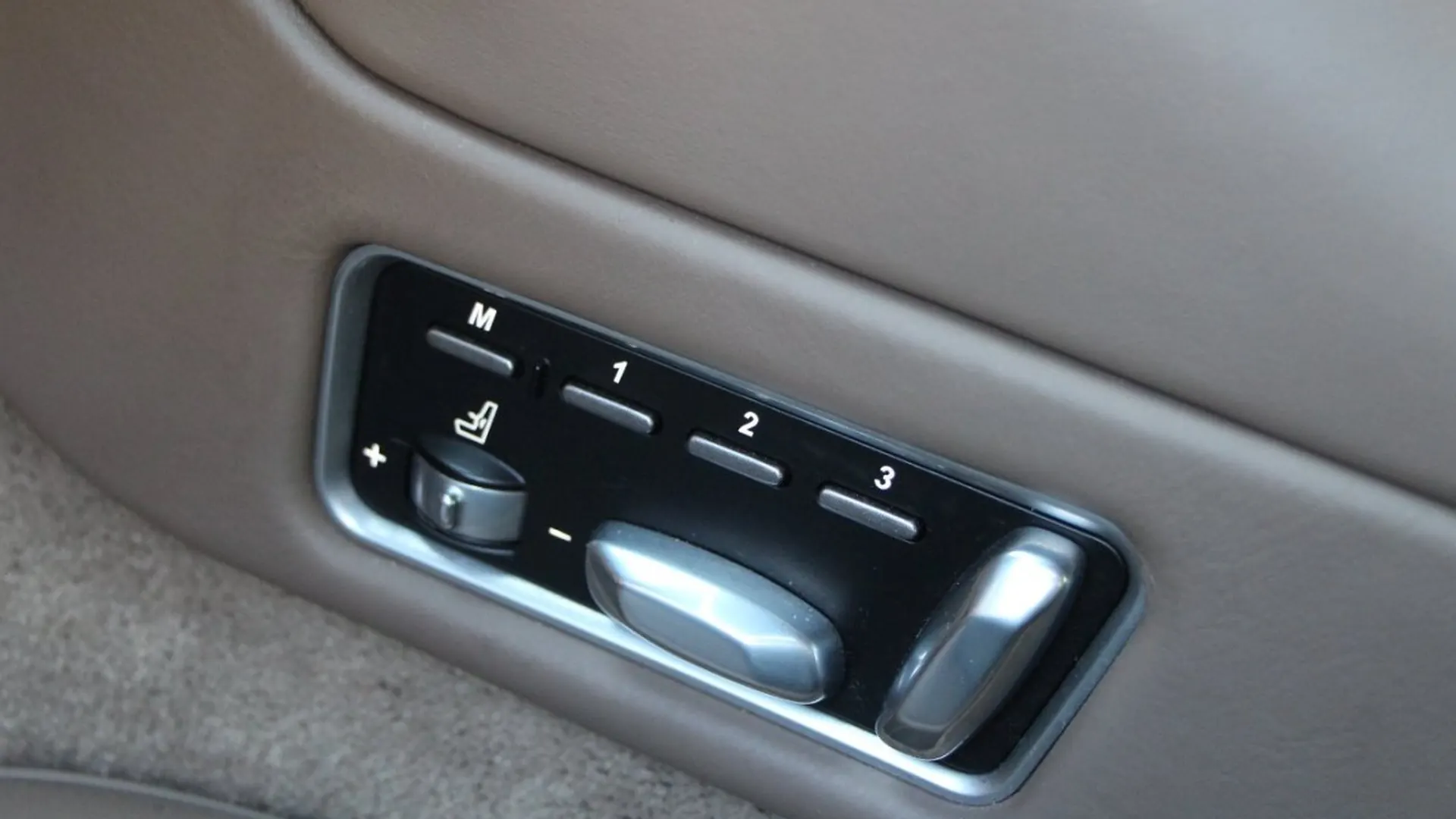 Aston Martin Vanquish — photo 25