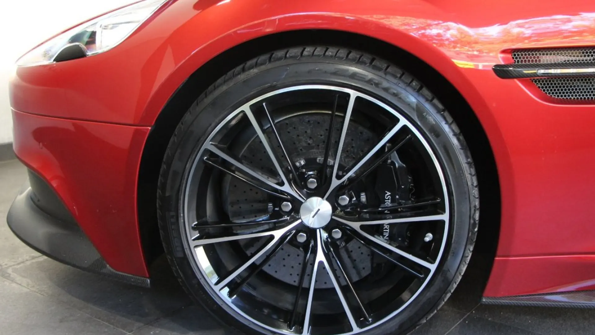 Aston Martin Vanquish — photo 11