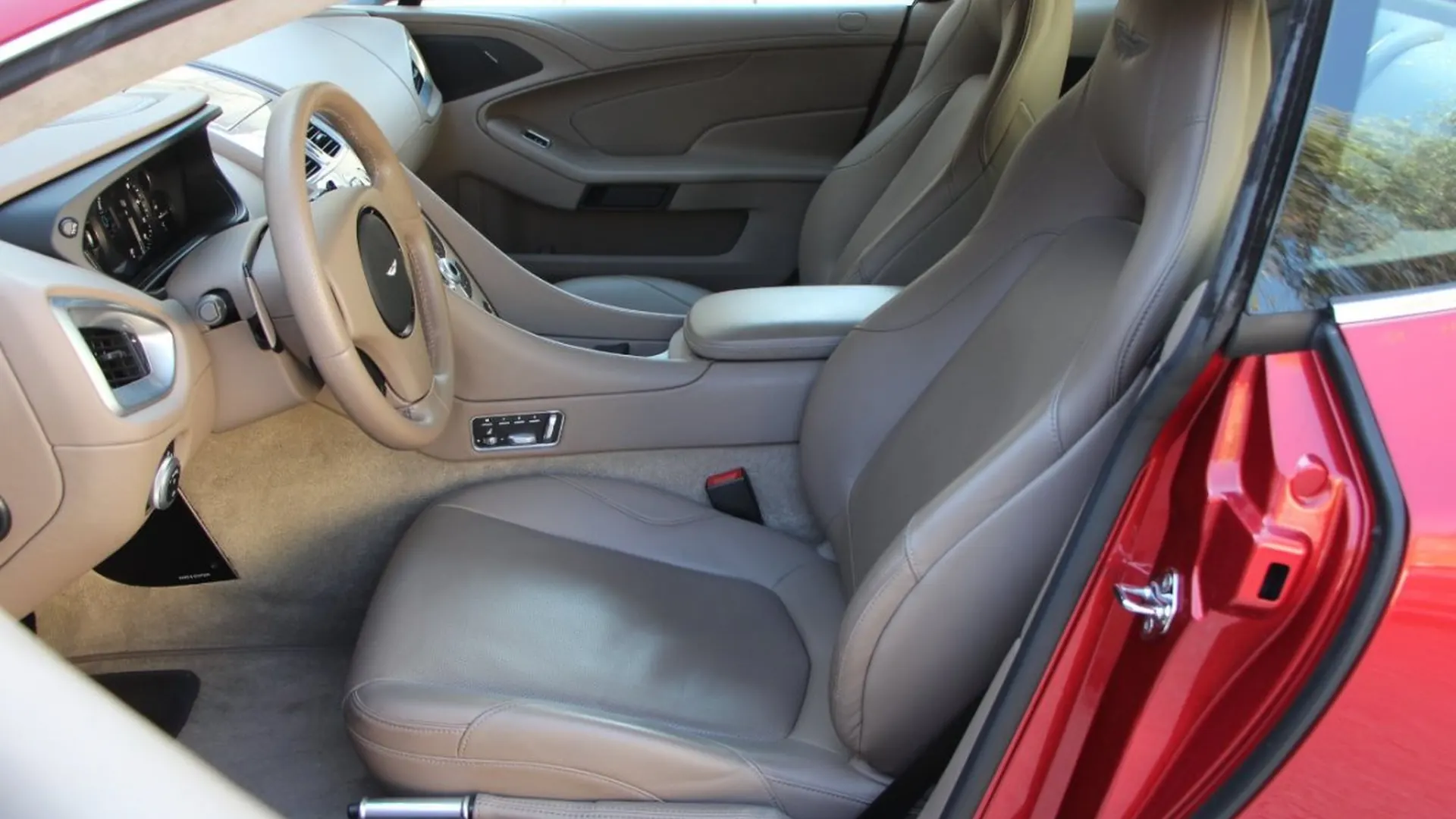 Aston Martin Vanquish — photo 13