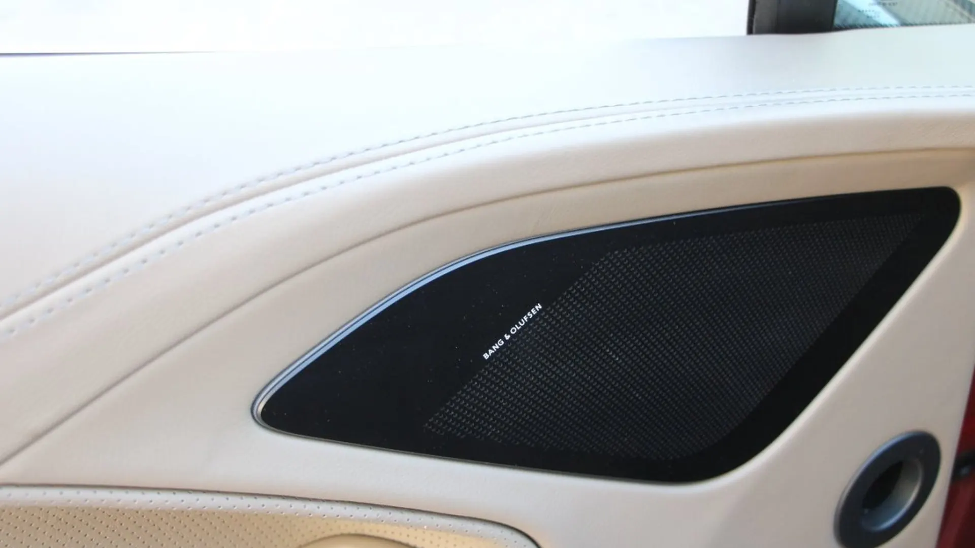 Aston Martin Vanquish — photo 16