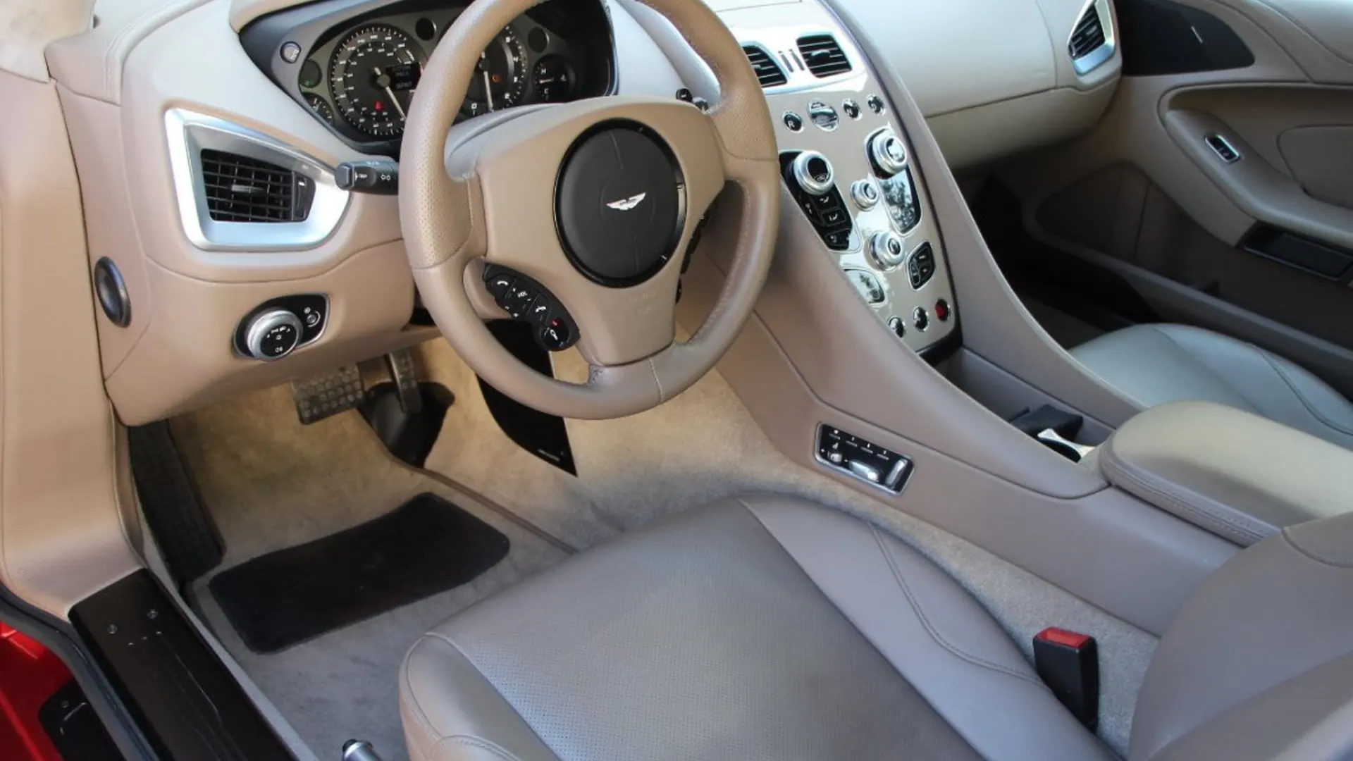 Aston Martin Vanquish — photo 12
