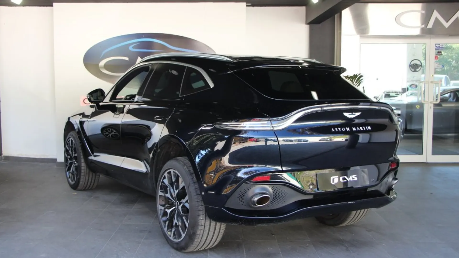 Aston Martin DBX — photo 6