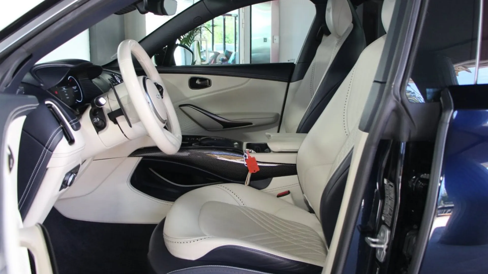 Aston Martin DBX — photo 10