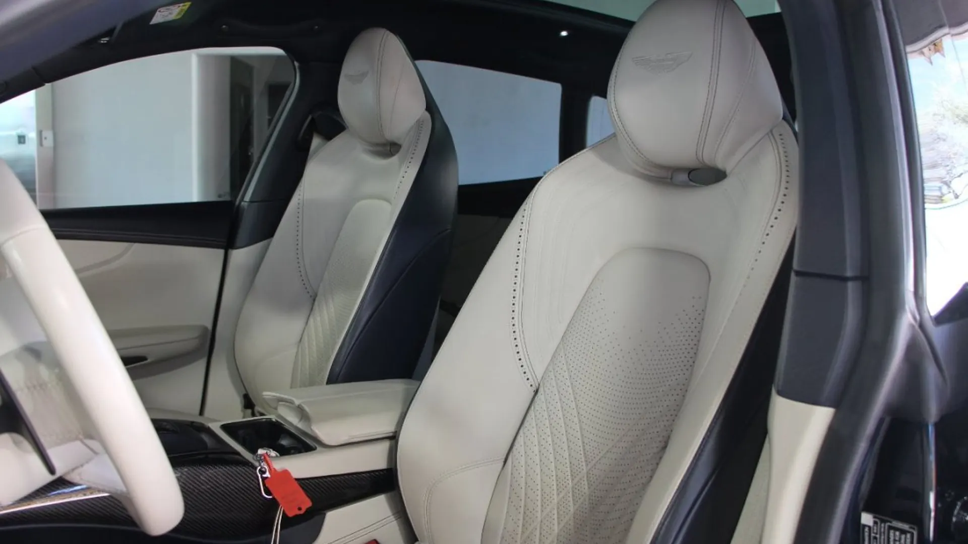 Aston Martin DBX — photo 11