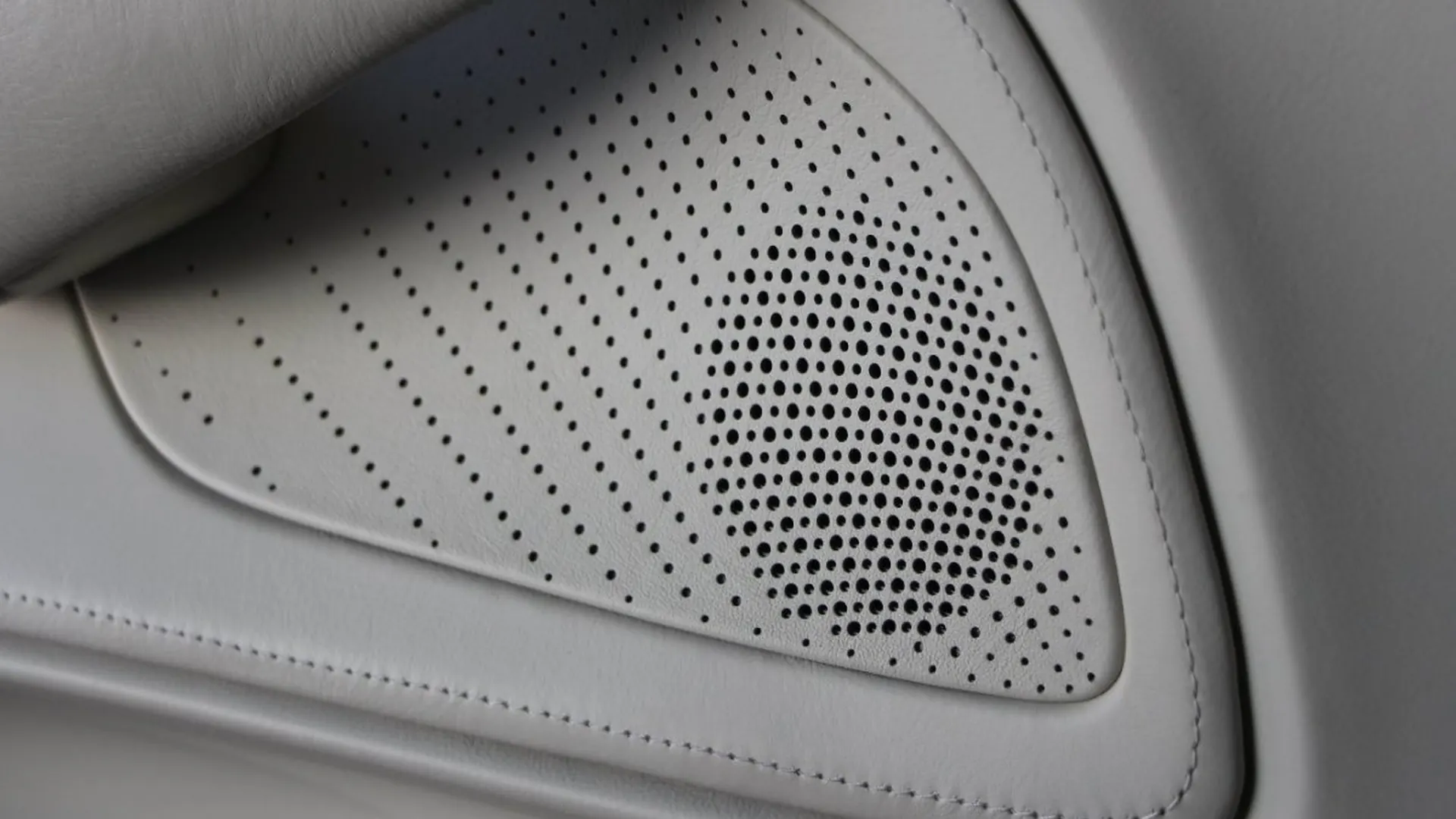 Aston Martin DBX — photo 29