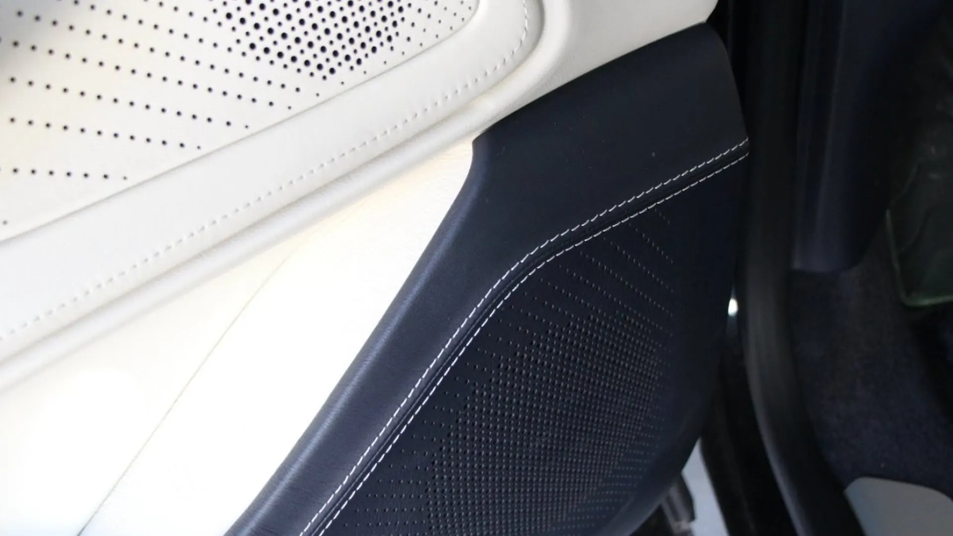 Aston Martin DBX — photo 17