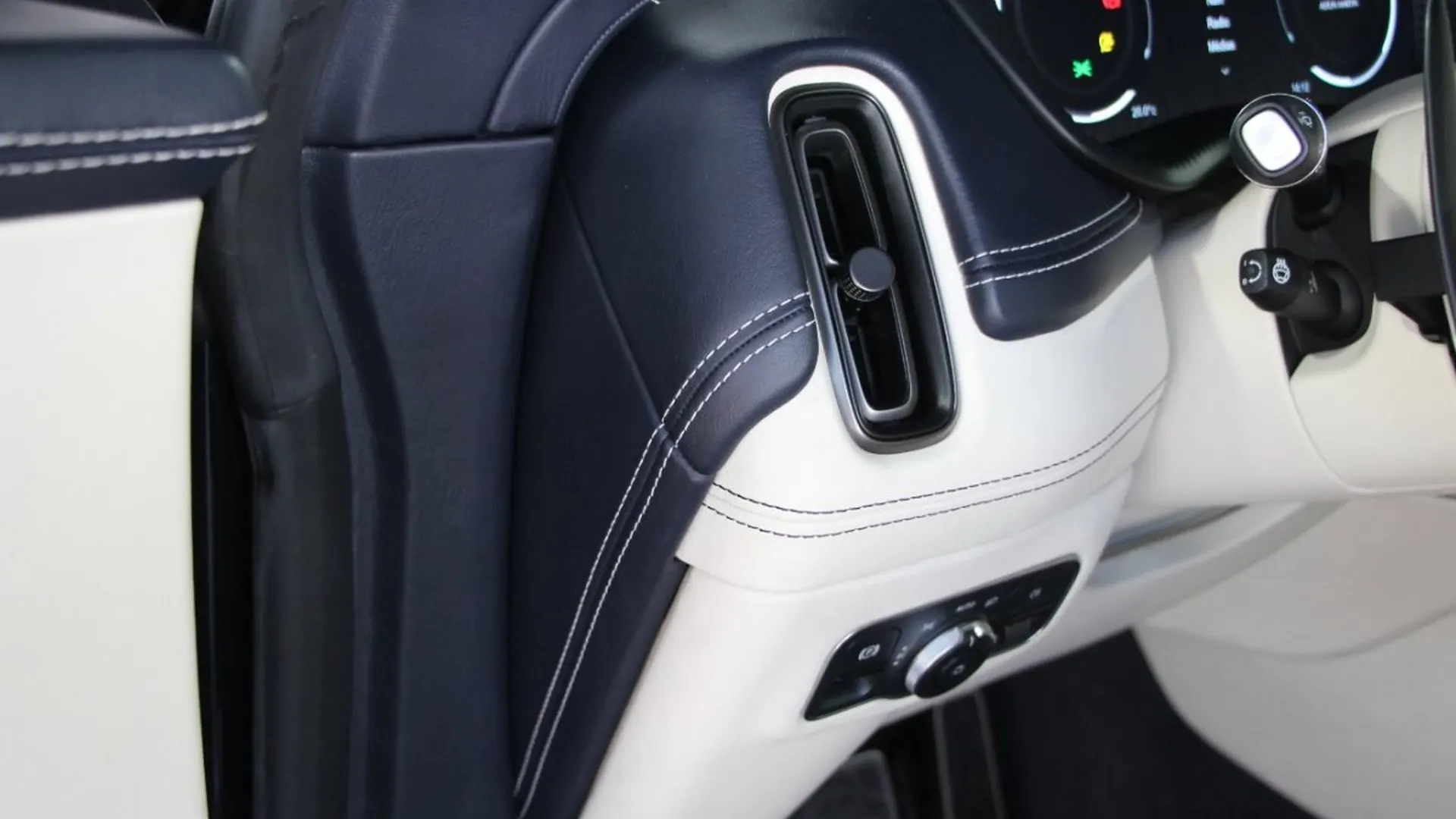 Aston Martin DBX — photo 18
