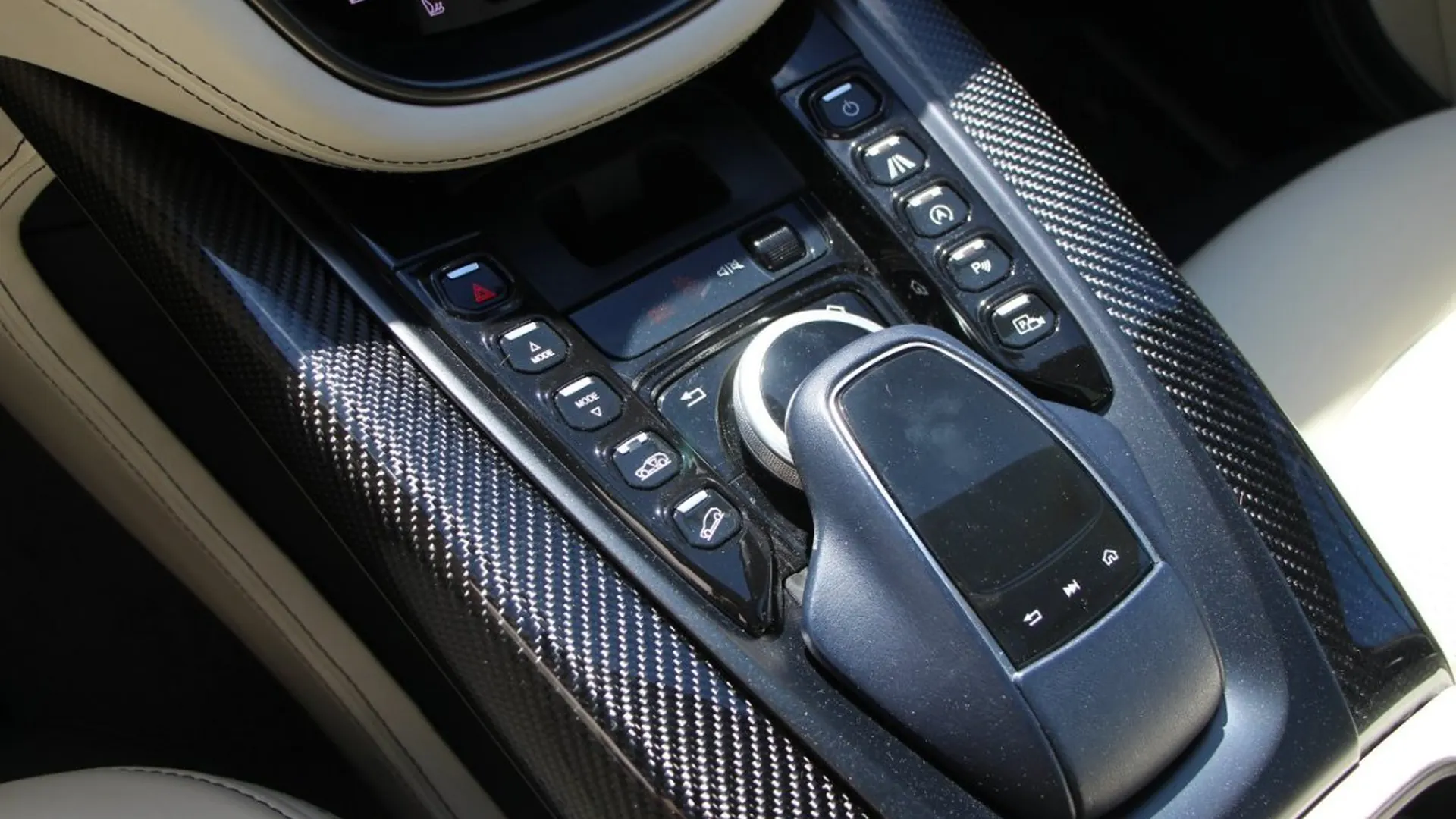 Aston Martin DBX — photo 34