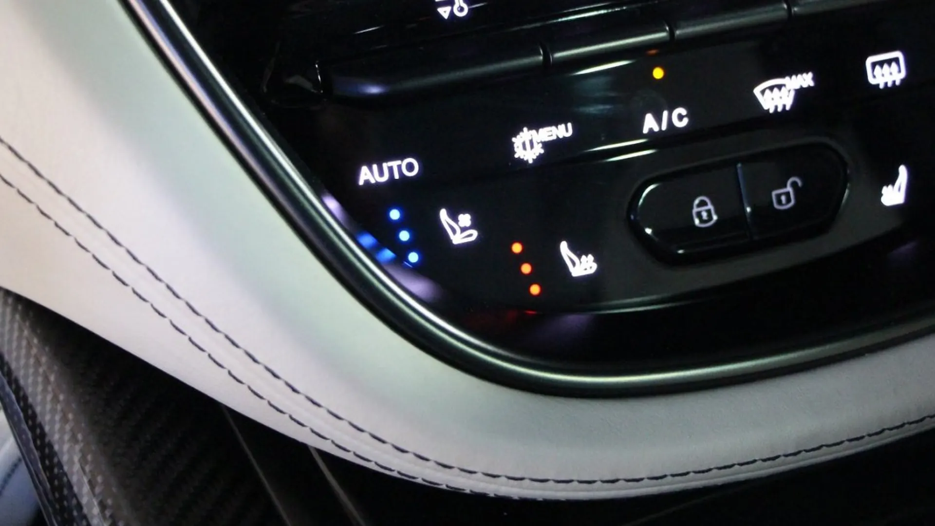 Aston Martin DBX — photo 26