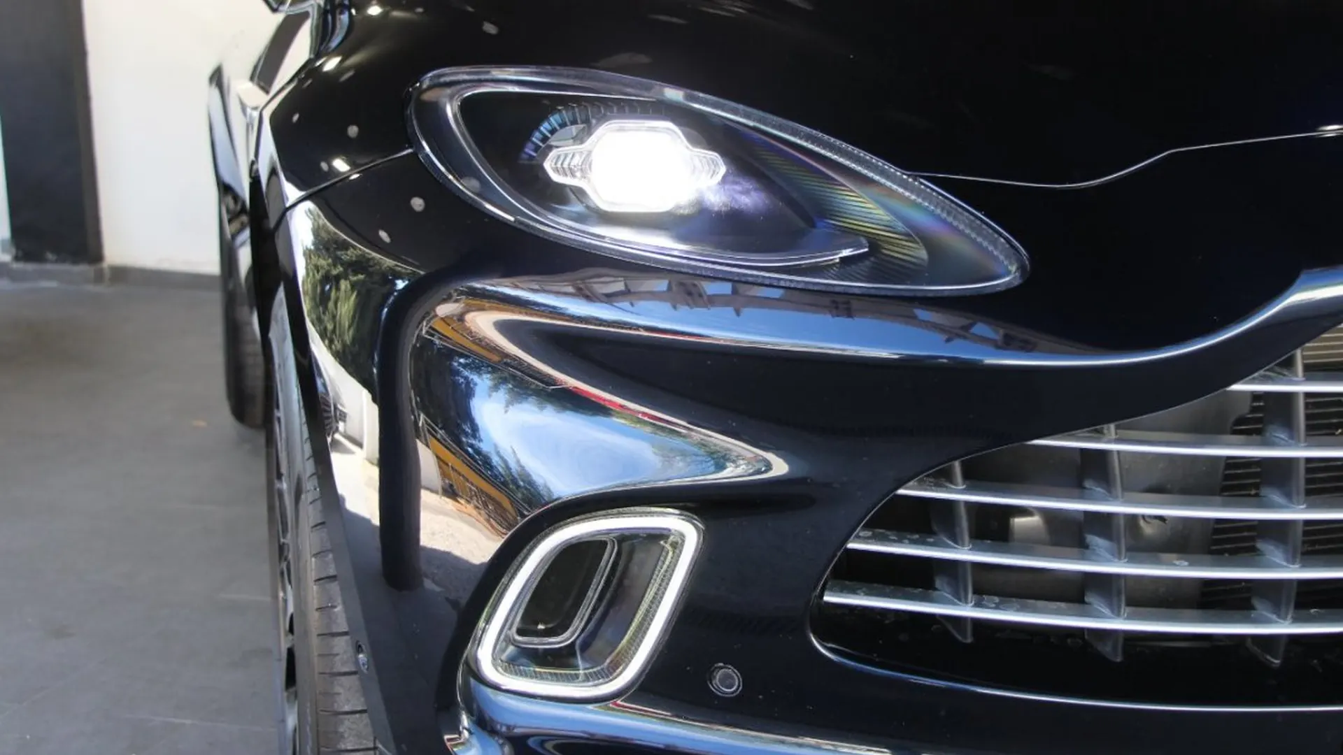 Aston Martin DBX — photo 3