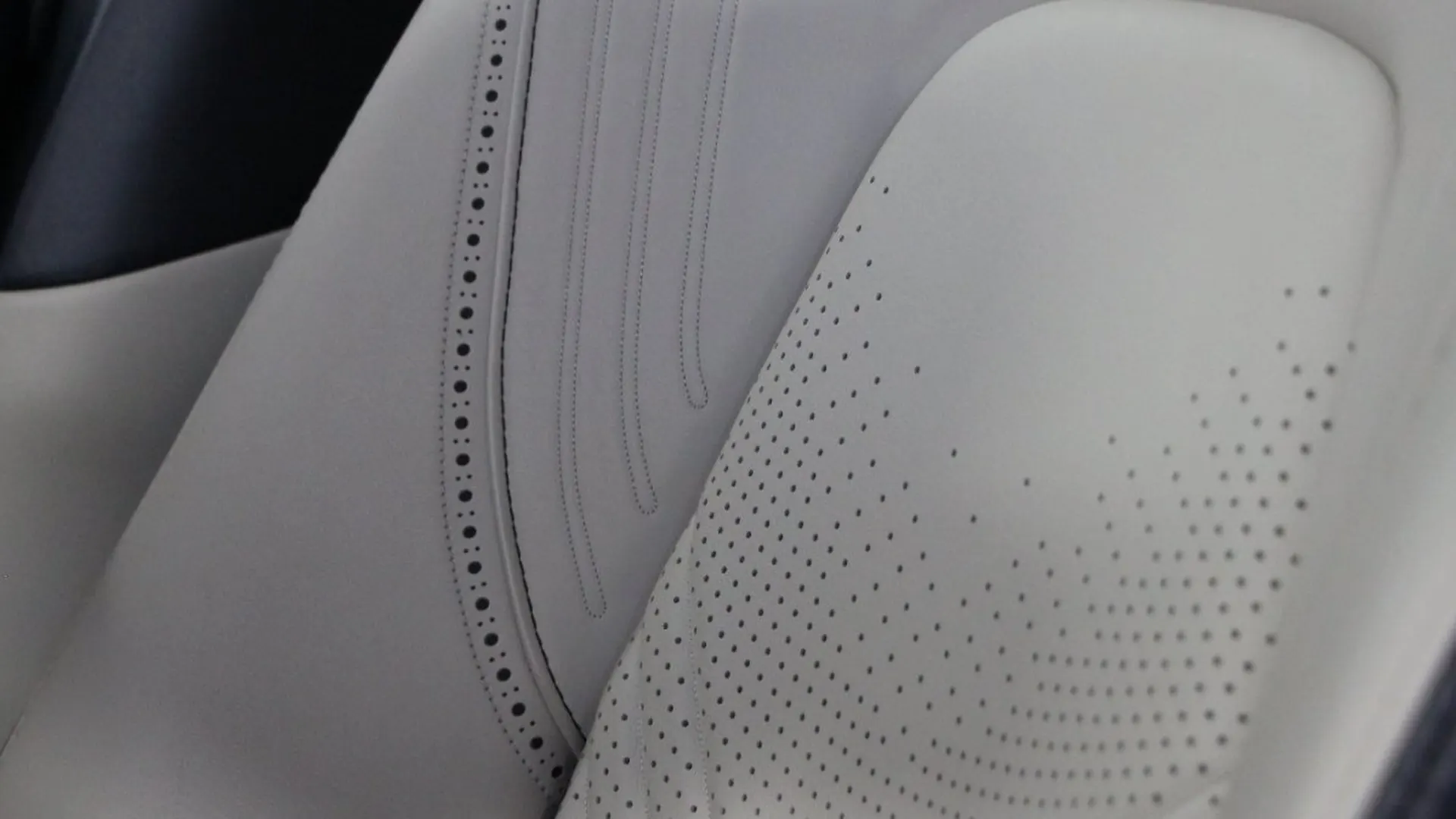 Aston Martin DBX — photo 28