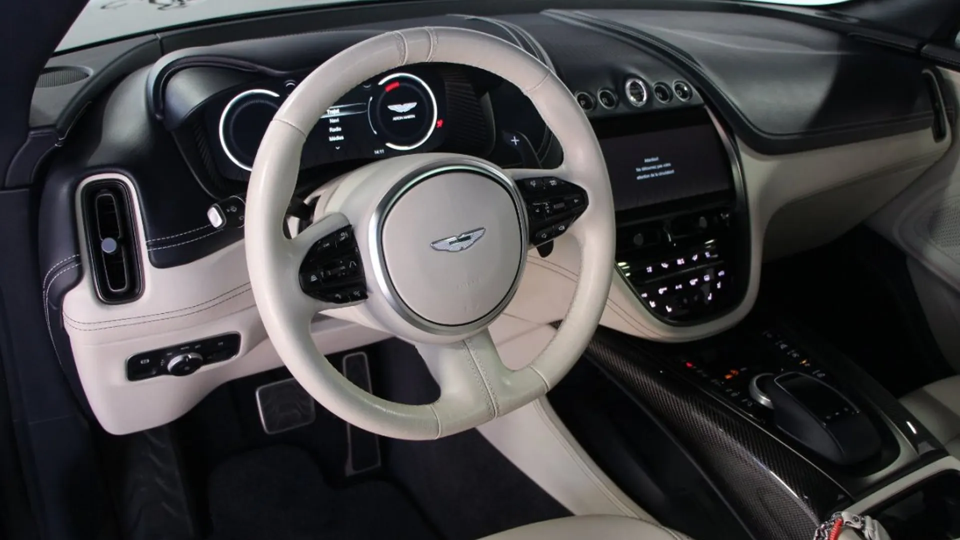 Aston Martin DBX — photo 9