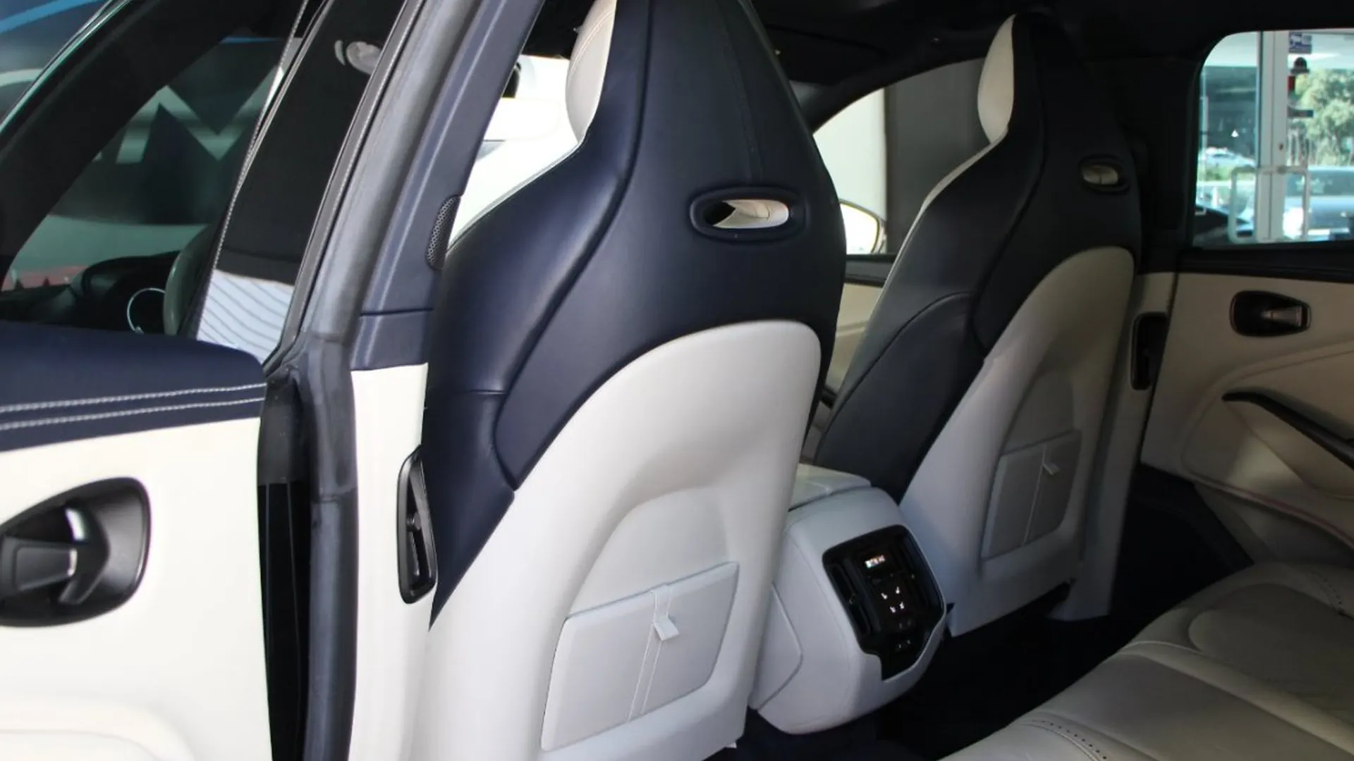 Aston Martin DBX — photo 15