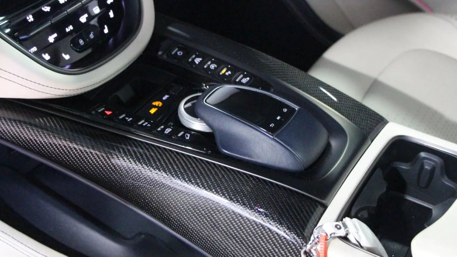 Aston Martin DBX — photo 13