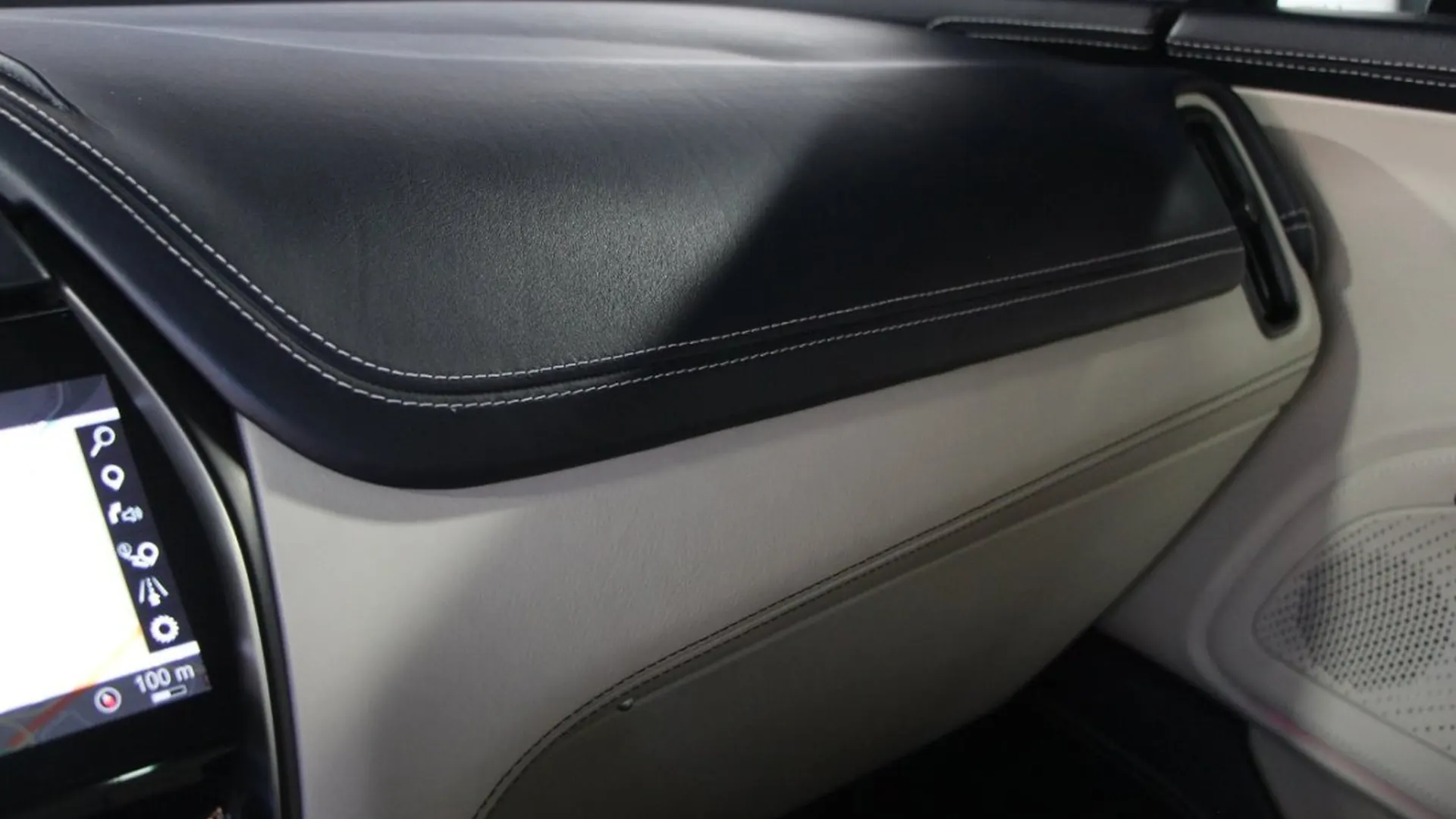 Aston Martin DBX — photo 20
