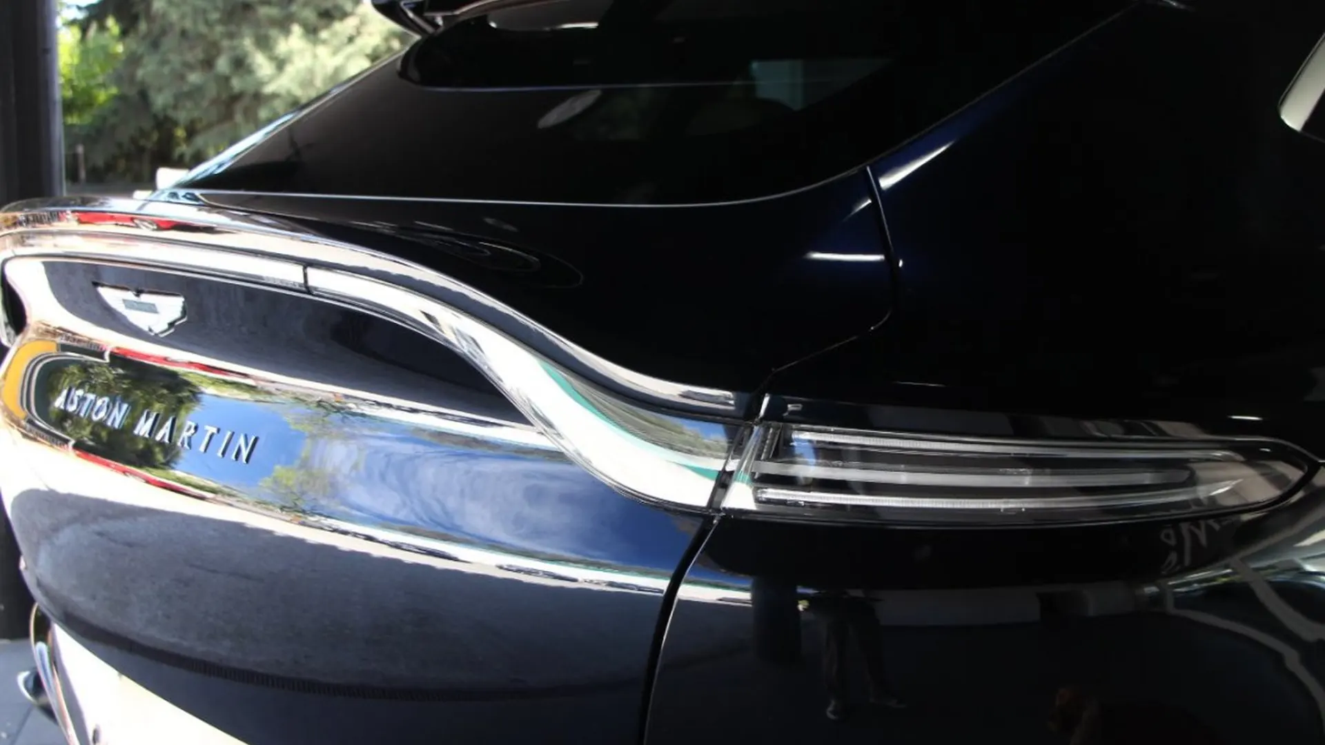 Aston Martin DBX — photo 8