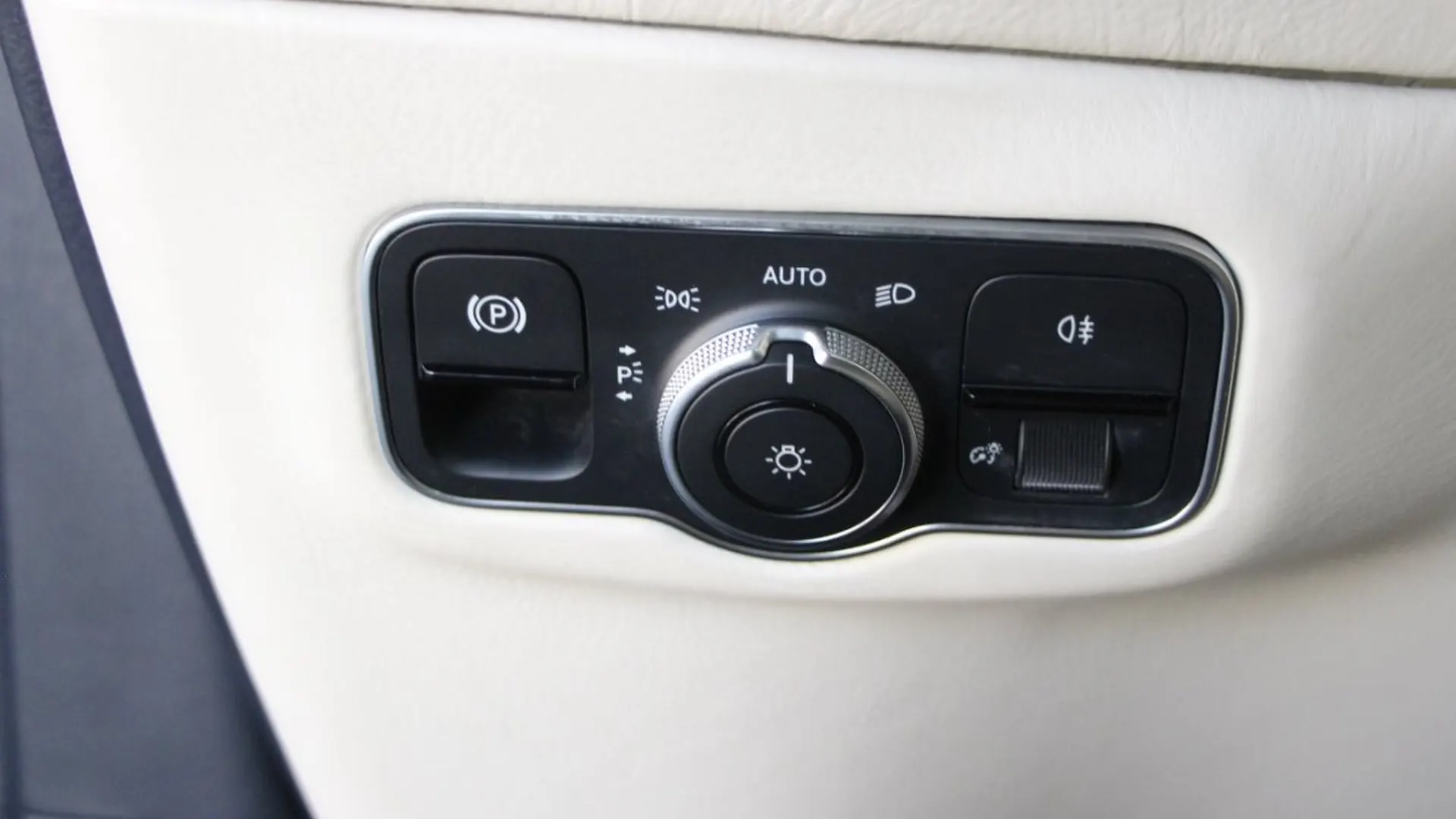 Aston Martin DBX — photo 23