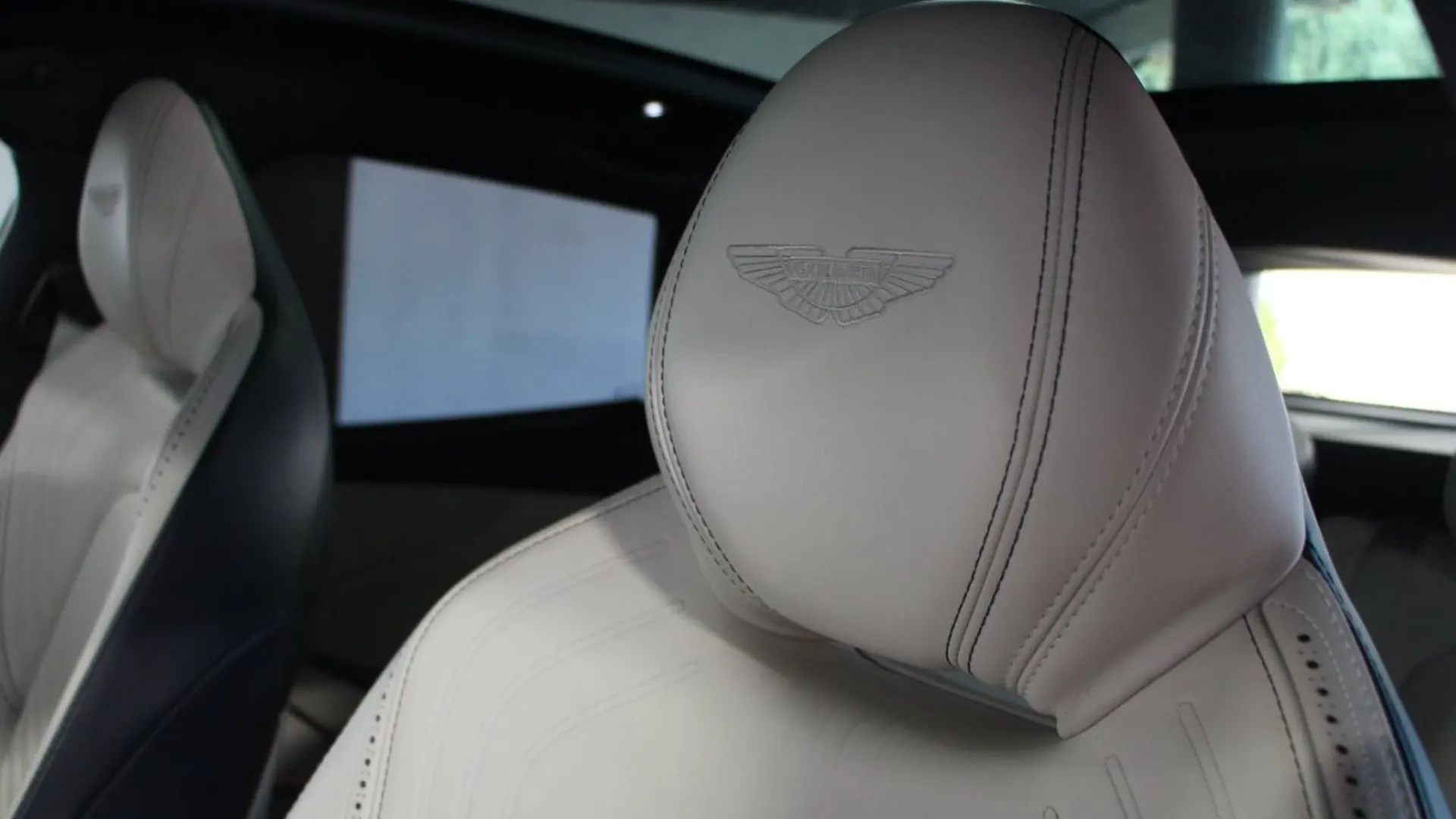 Aston Martin DBX — photo 14
