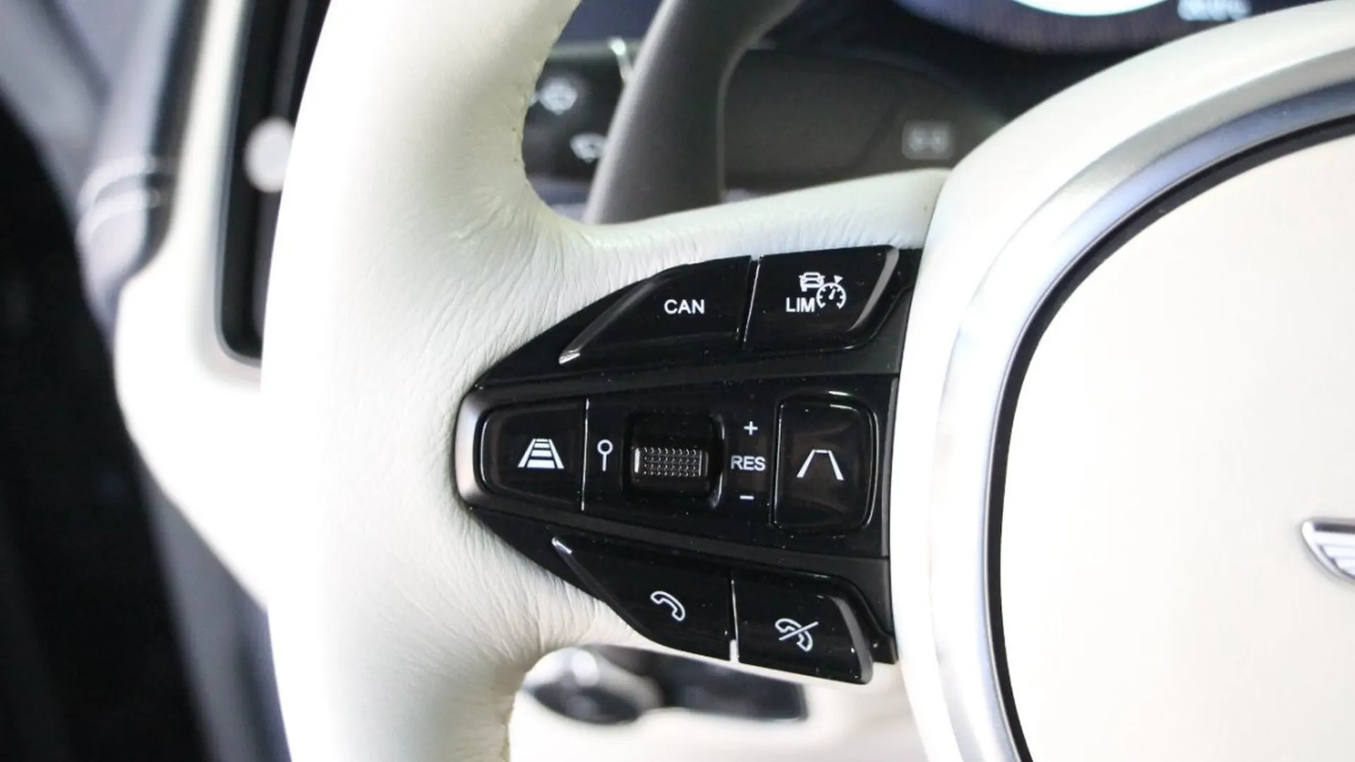 Aston Martin DBX — photo 21