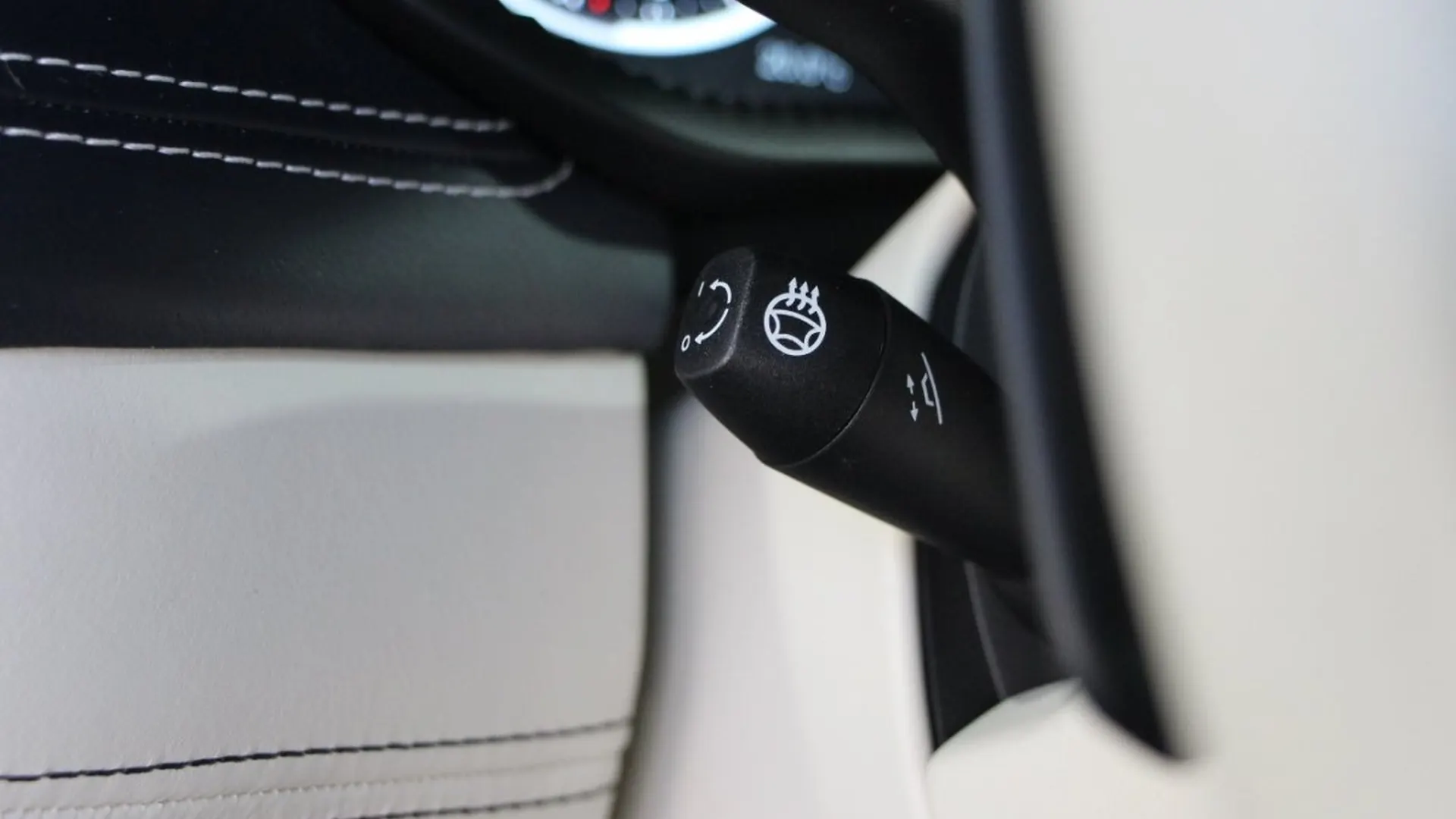 Aston Martin DBX — photo 24