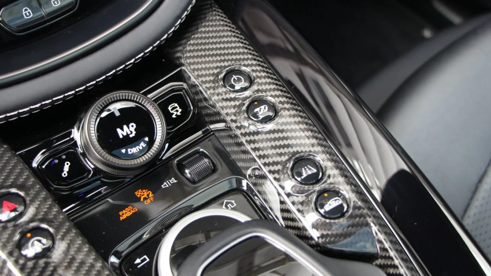 Aston Martin DBX — photo 21