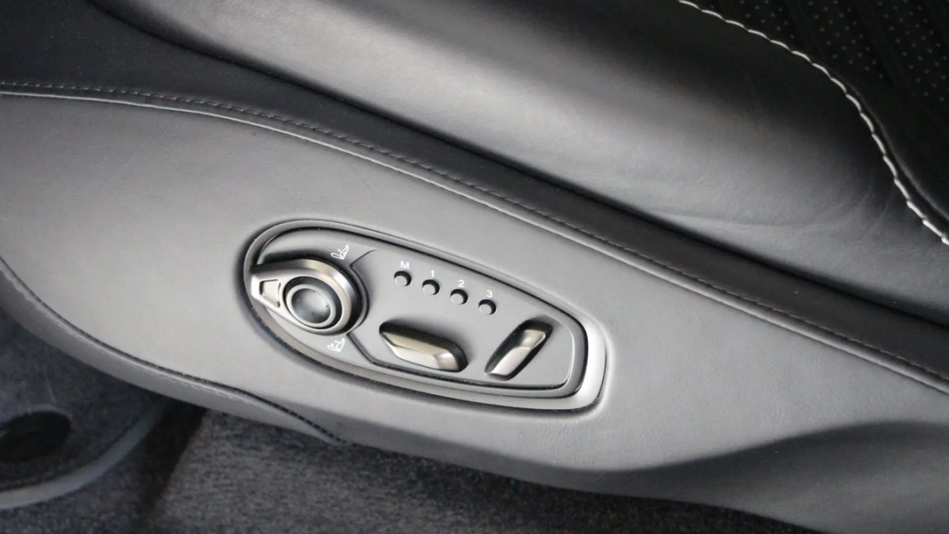Aston Martin DBX — photo 13