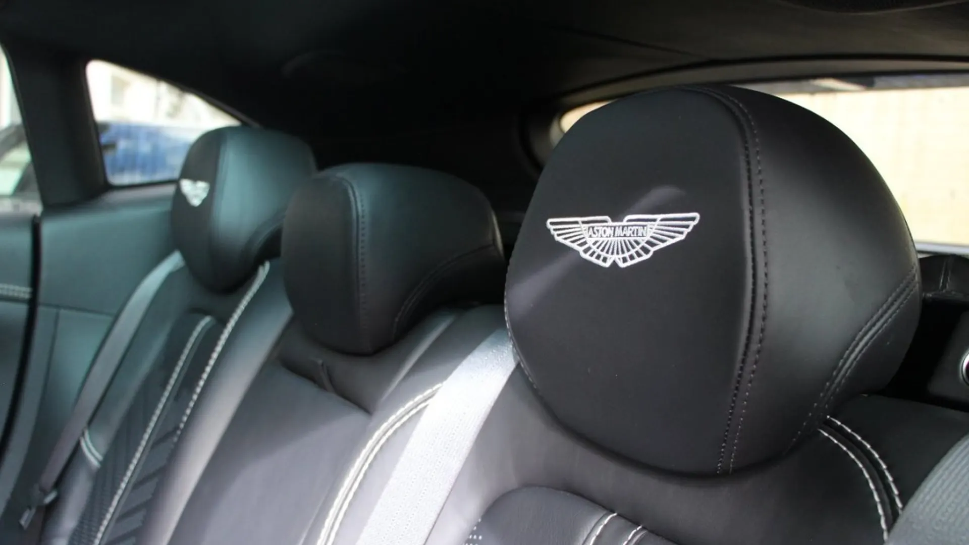 Aston Martin DBX — photo 27