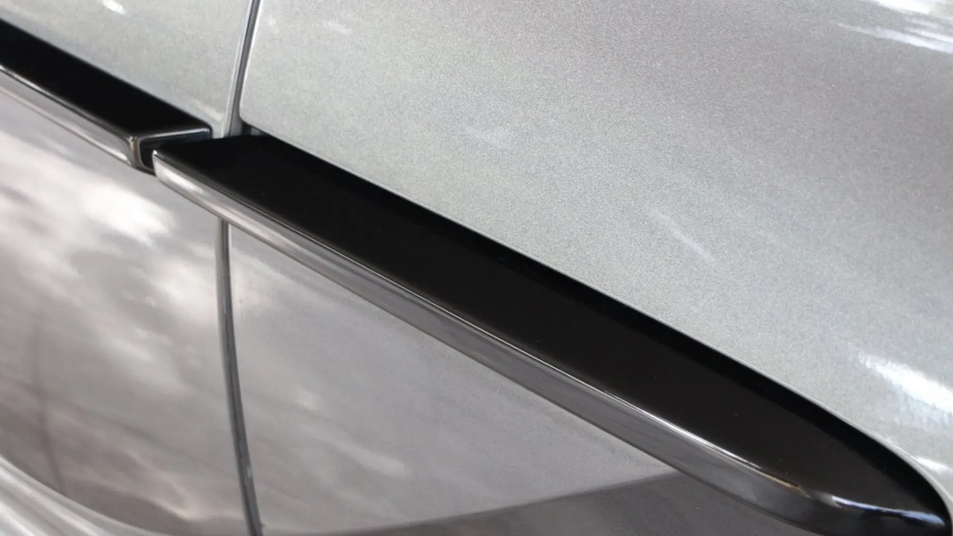 Aston Martin DBX — photo 7