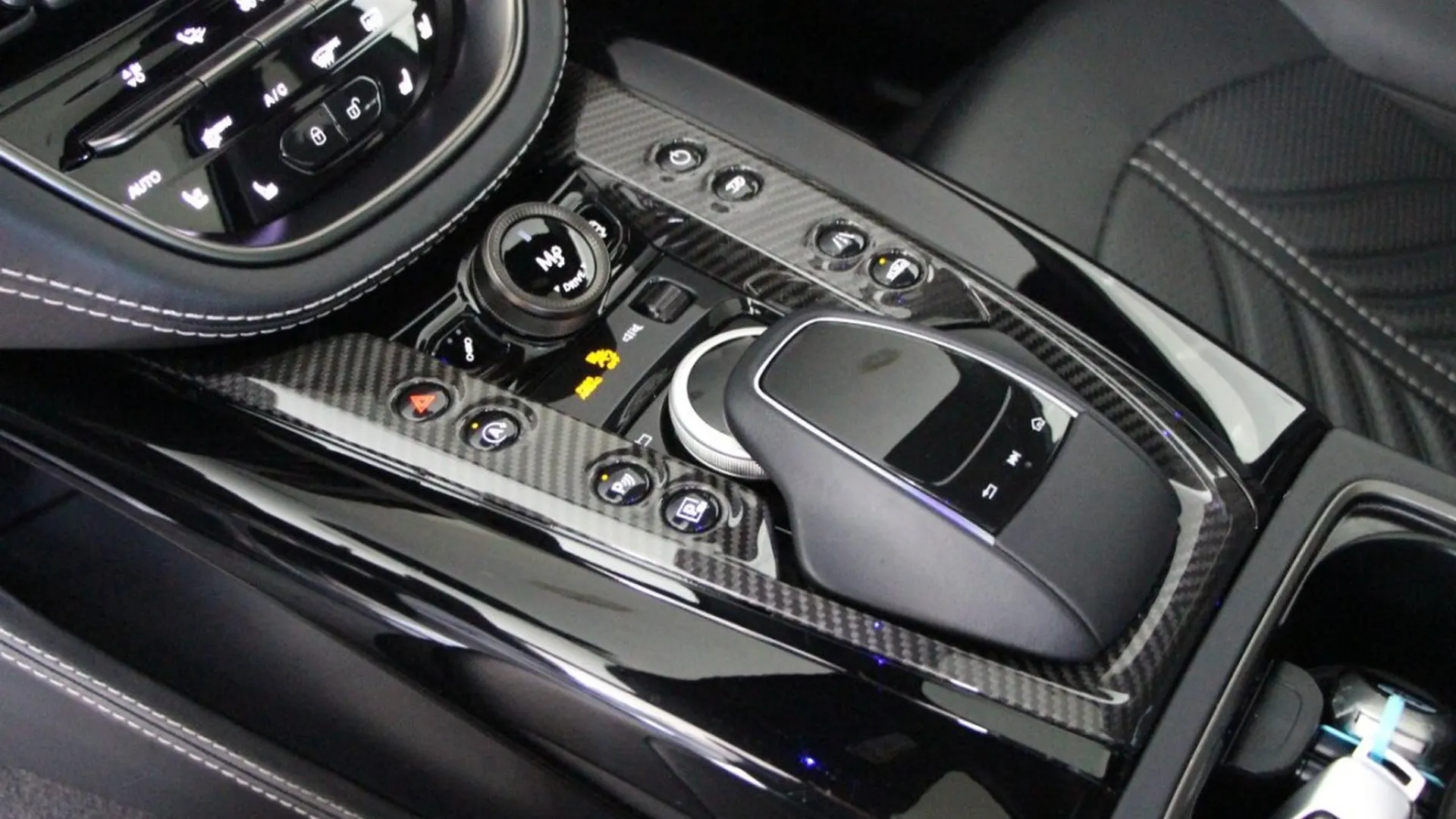 Aston Martin DBX — photo 18