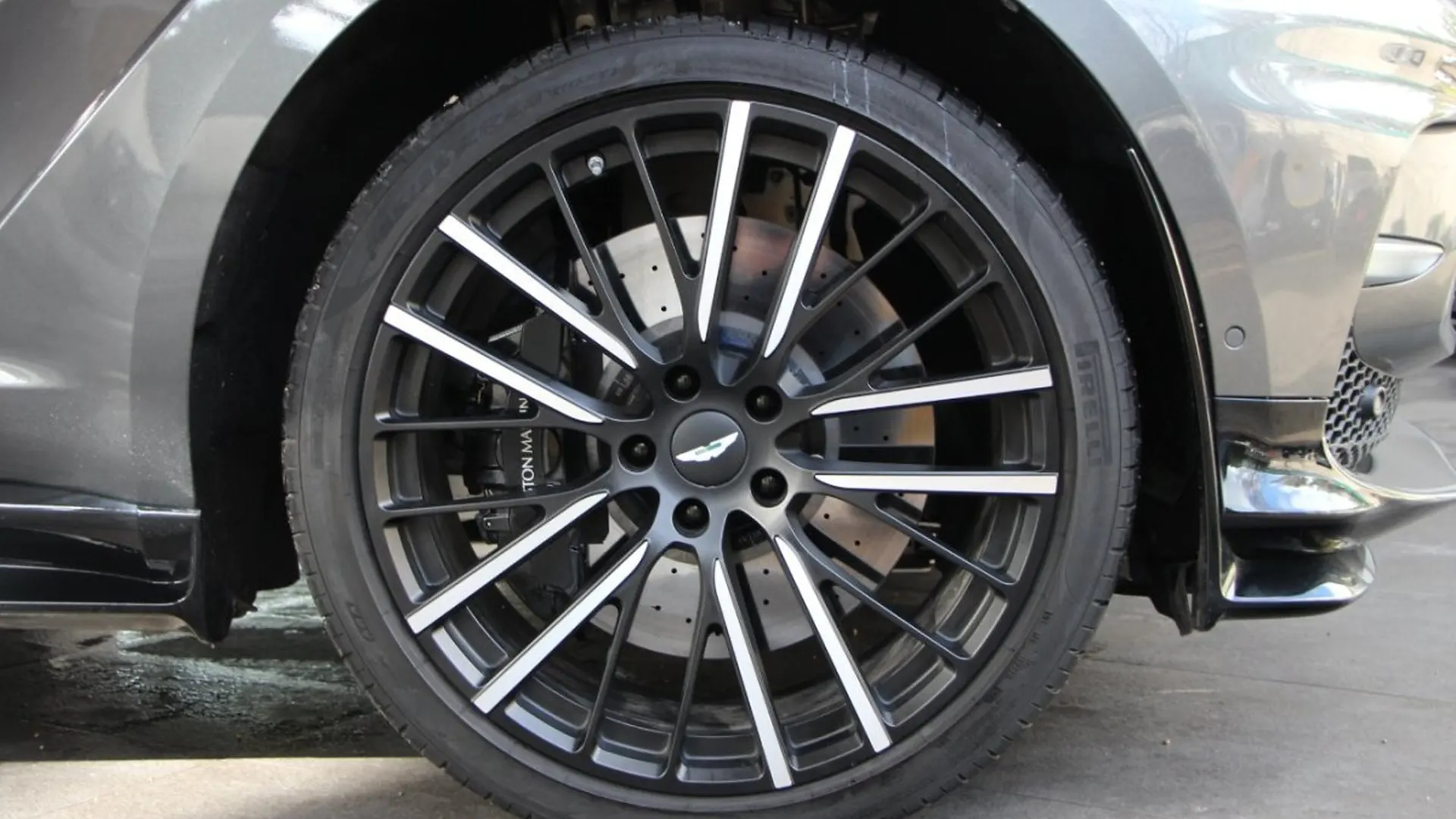 Aston Martin DBX — photo 4