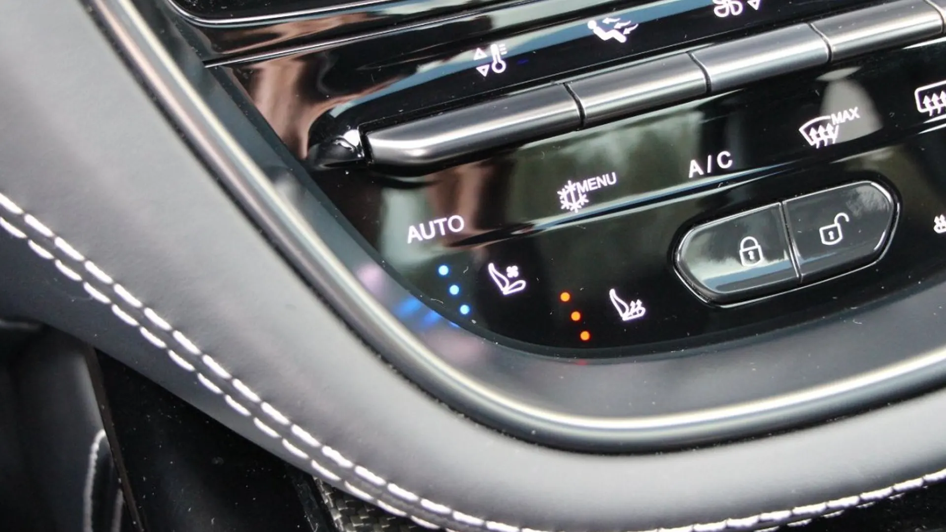 Aston Martin DBX — photo 28