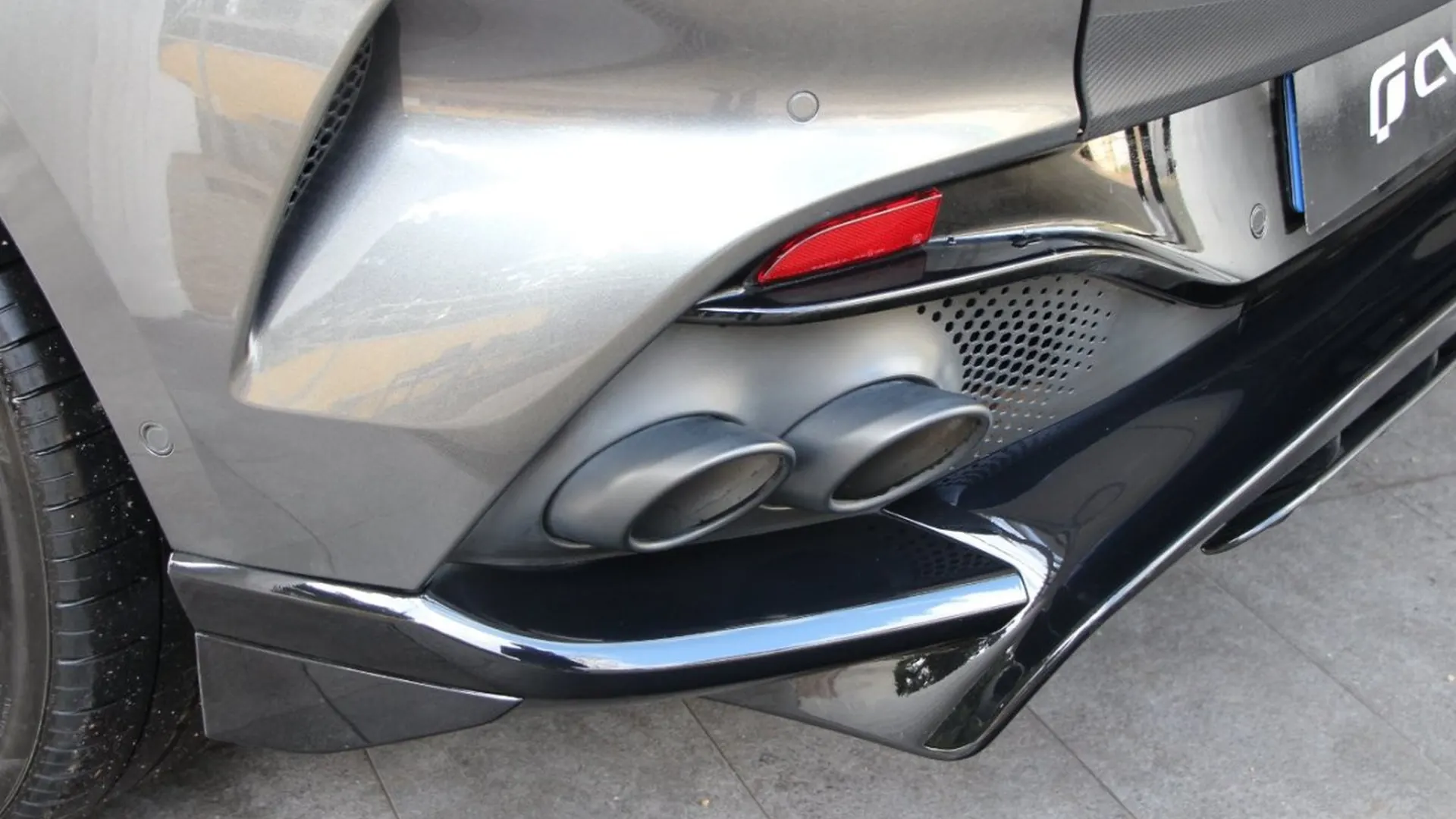 Aston Martin DBX — photo 10